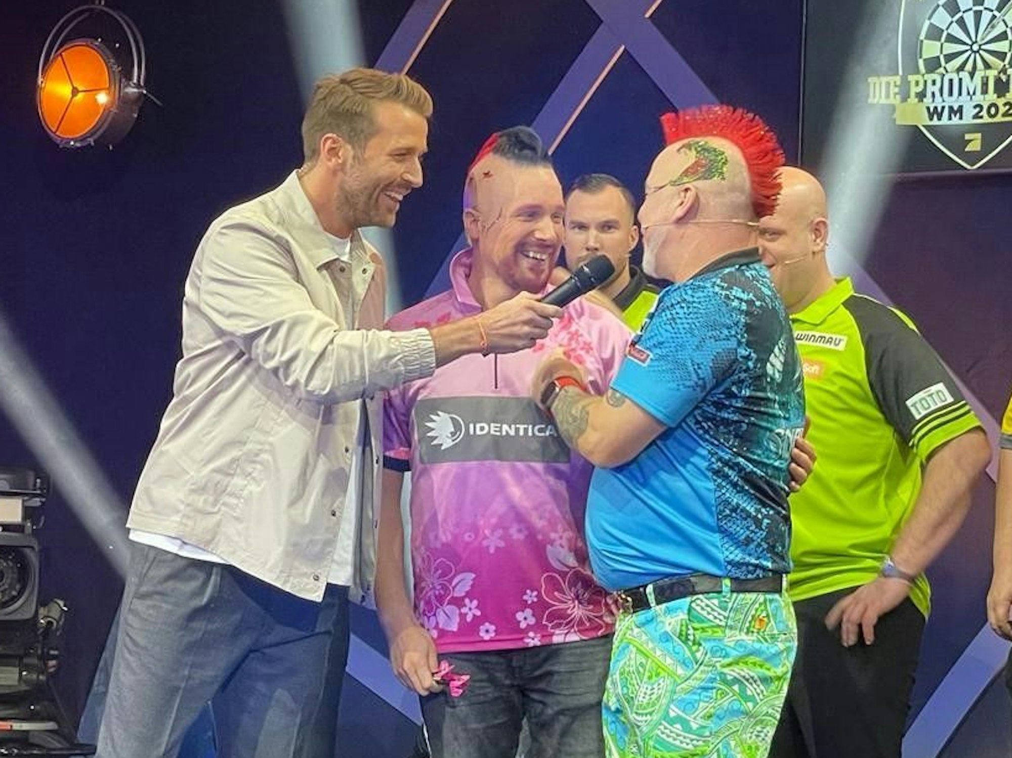 Christian Düren, Oliver Pocher und Peter Wright auf der Bühne.