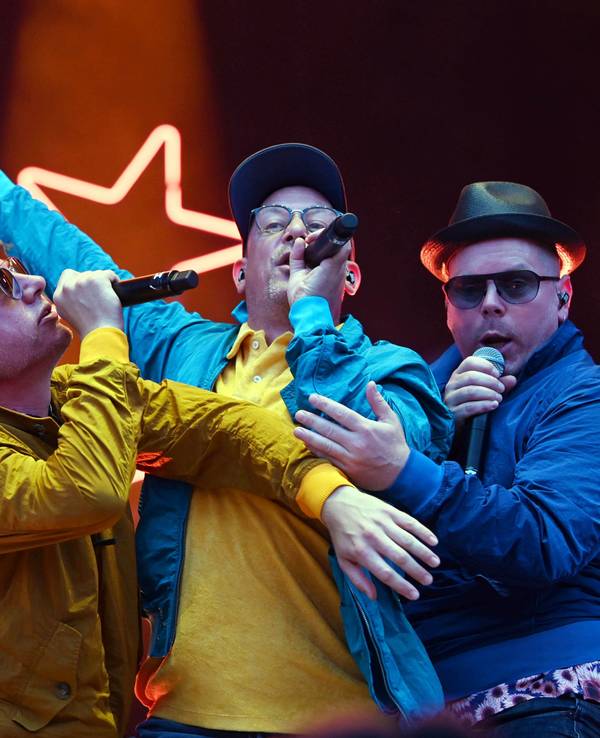 Die Band Fettes Brot – Martin Vandreier alias "Doktor Renz“ (l-r), Björn Warns alias „Björn Beton“ und Boris Lauterbach alias „König Boris“ – tritt beim Open-Air-Festival „Das Fest“ in der Günther-Klotz-Anlage auf. B
