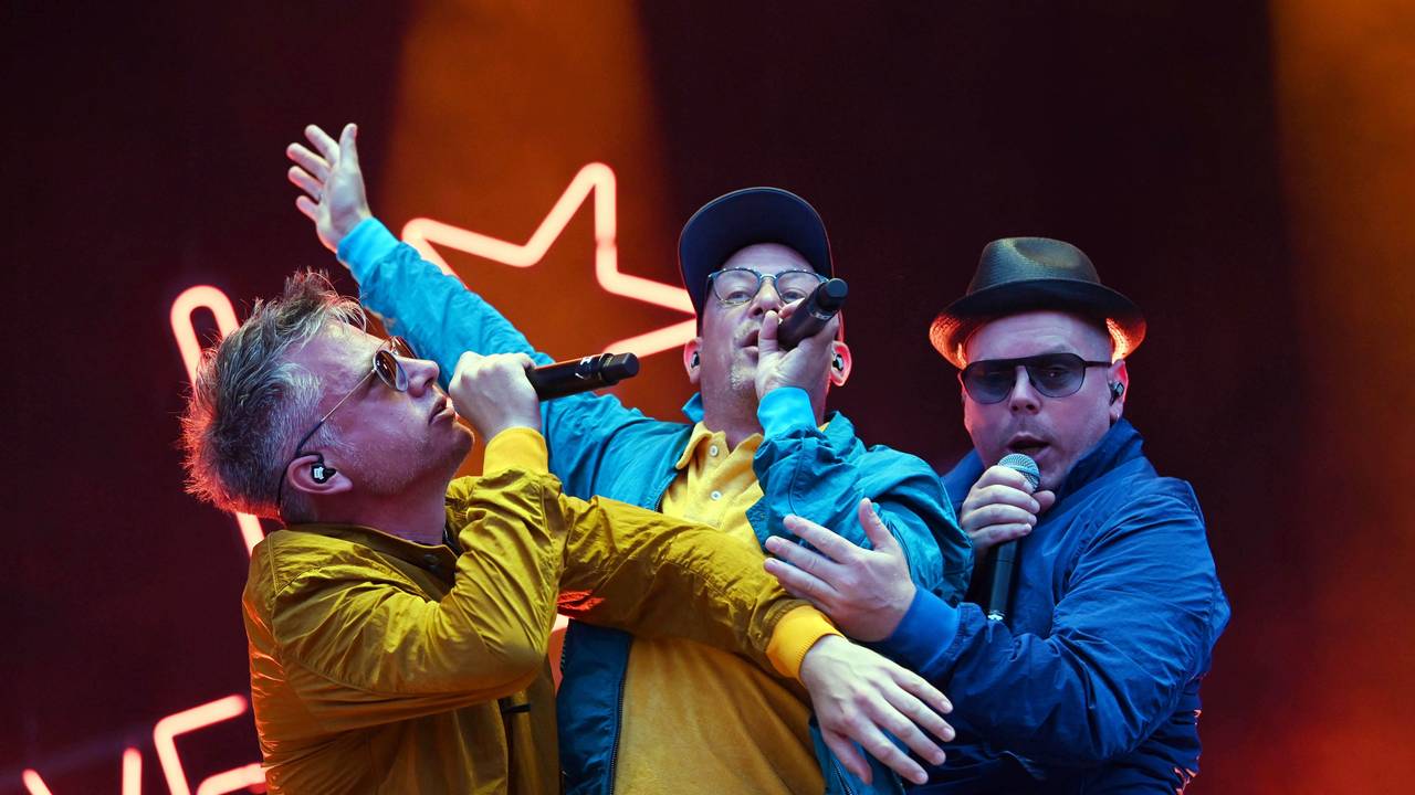 Die Band Fettes Brot – Martin Vandreier alias "Doktor Renz“ (l-r), Björn Warns alias „Björn Beton“ und Boris Lauterbach alias „König Boris“ – tritt beim Open-Air-Festival „Das Fest“ in der Günther-Klotz-Anlage auf. B