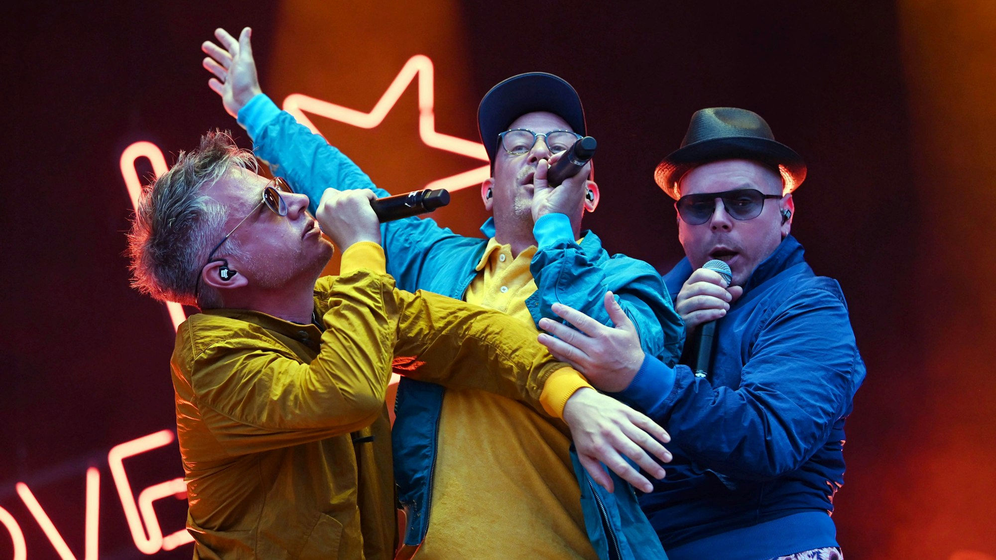 Die Band Fettes Brot – Martin Vandreier alias "Doktor Renz“ (l-r), Björn Warns alias „Björn Beton“ und Boris Lauterbach alias „König Boris“ – tritt beim Open-Air-Festival „Das Fest“ in der Günther-Klotz-Anlage auf. B