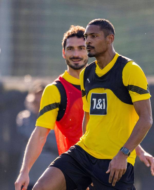Sébastien Haller kontrolliert den Ball, Mats Hummels beobachtet ihn im Hintergrund.