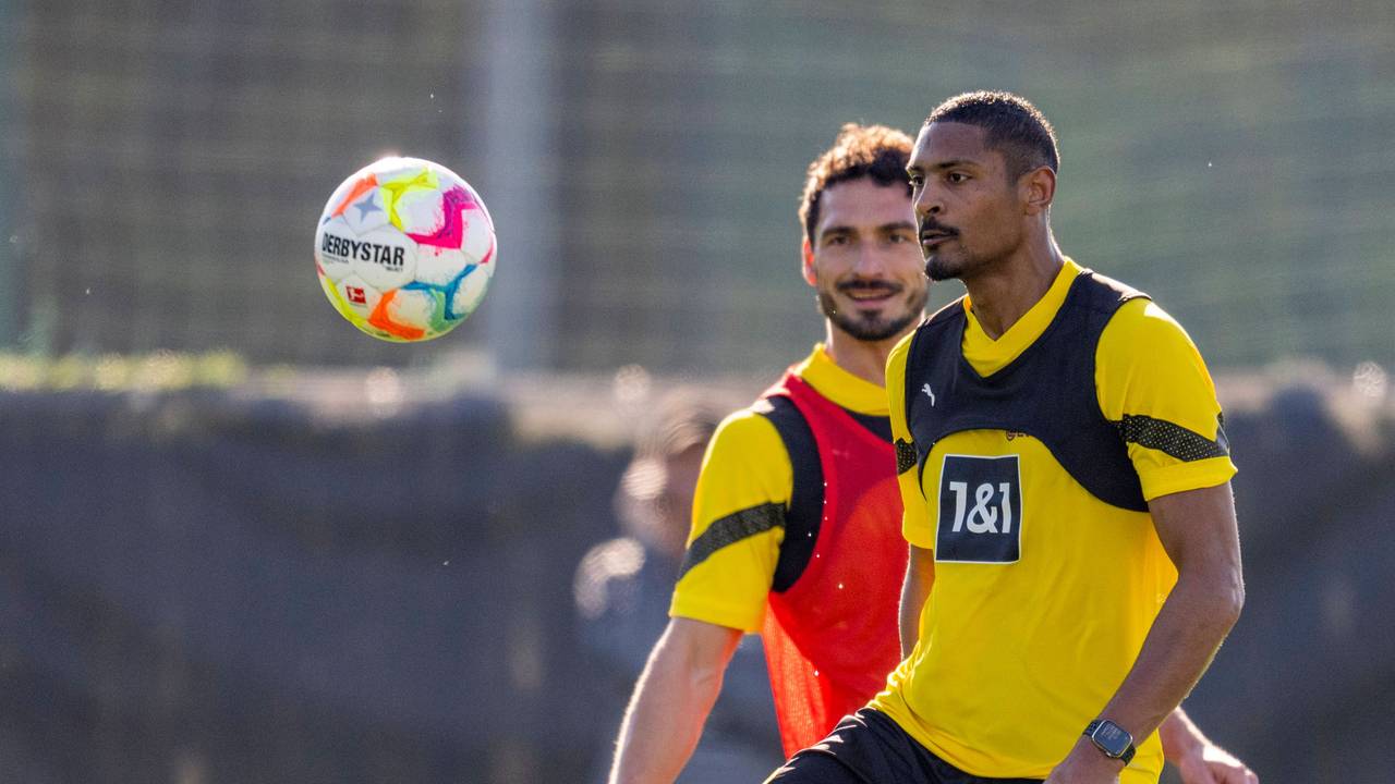 Sébastien Haller kontrolliert den Ball, Mats Hummels beobachtet ihn im Hintergrund.
