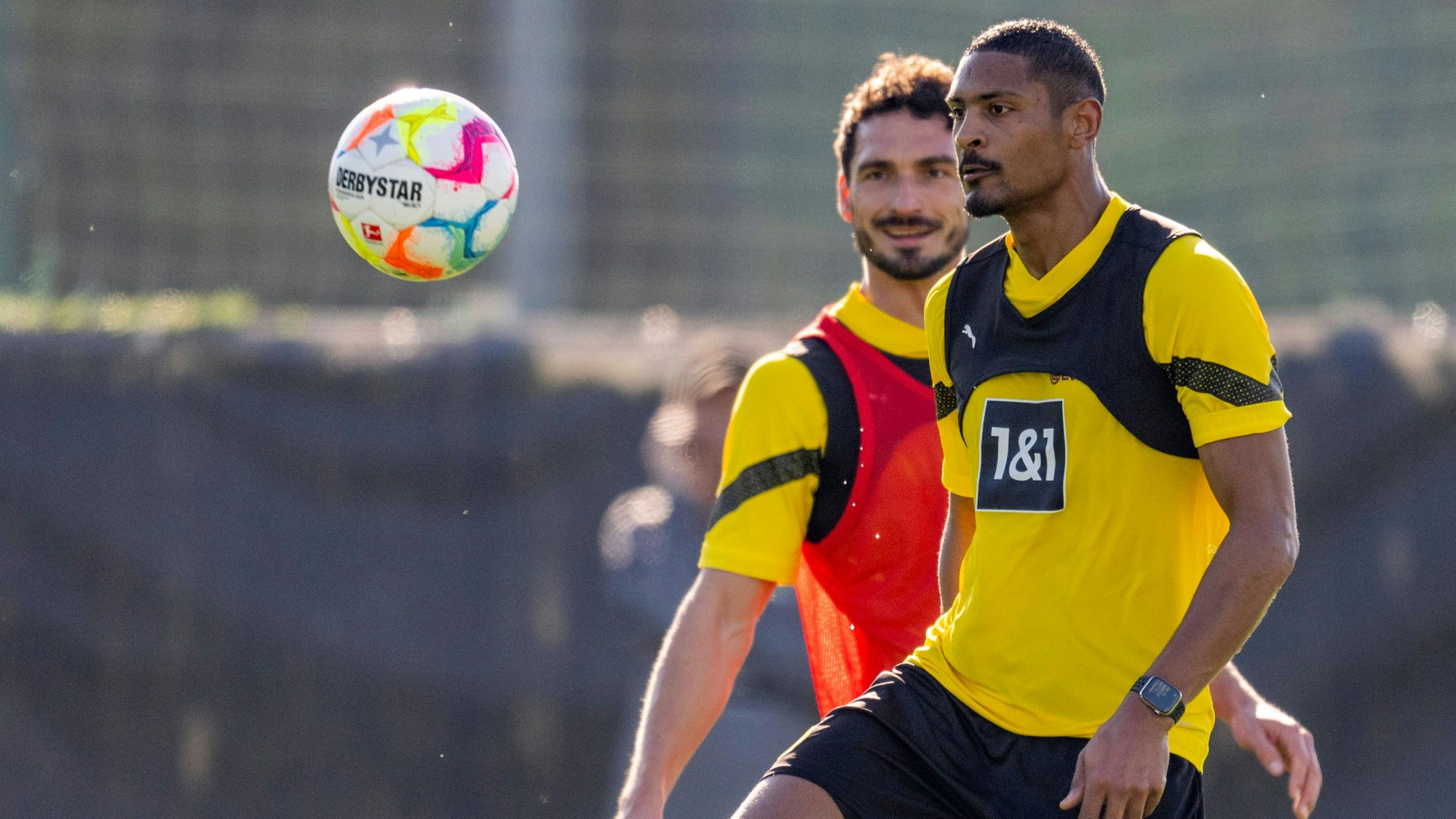 Sébastien Haller kontrolliert den Ball, Mats Hummels beobachtet ihn im Hintergrund.