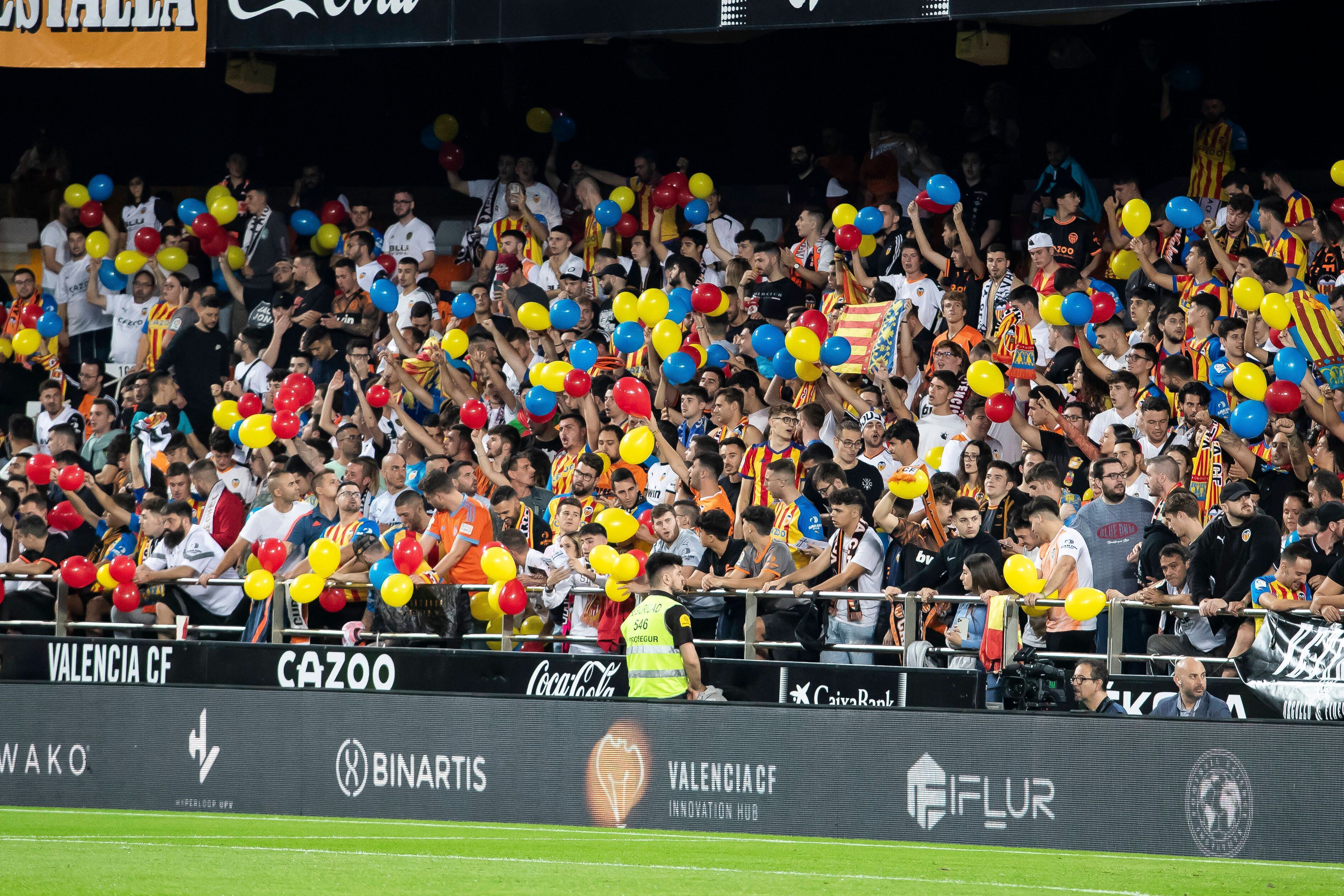 Fans des FC Valencia mit Luftballons.