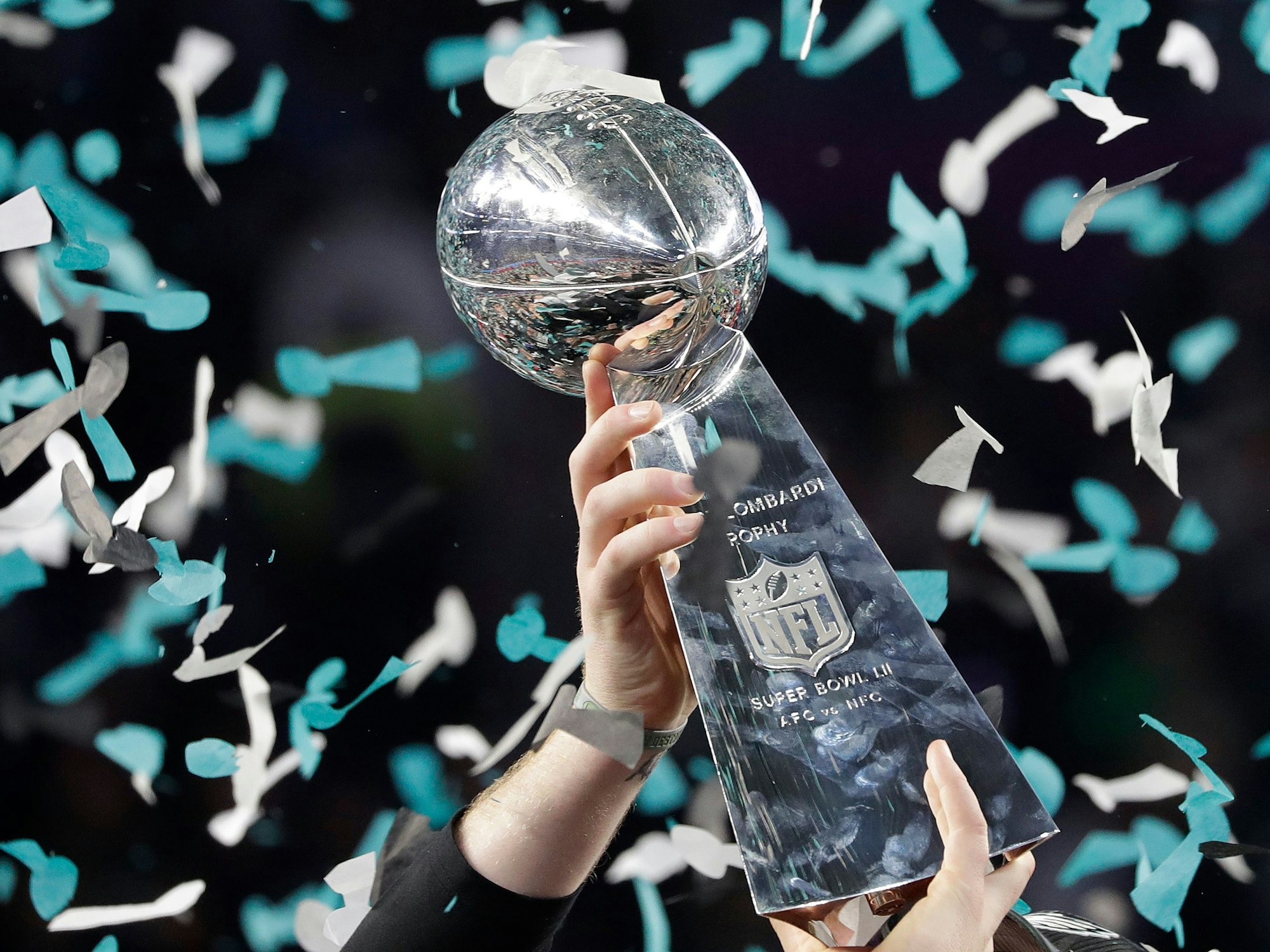 Philadelphias Carson Wentz hält nach dem gewonnenen Spiel unter Konfetti-Regen die Vince Lombardi Trophy, den Sieger-Pokal.