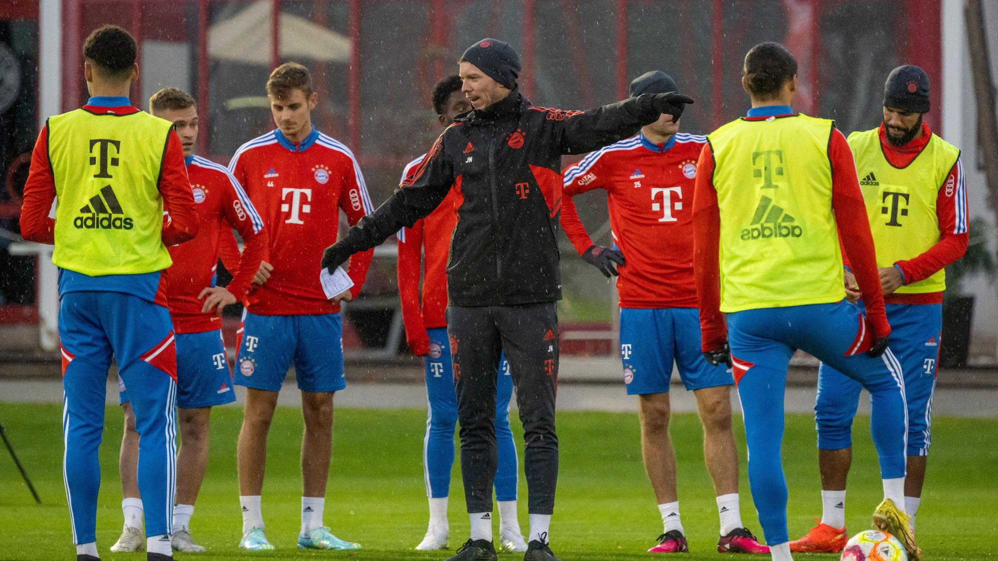 Bayern-Trainer Julian Nagelsmann gibt Anweisungen beim Training.