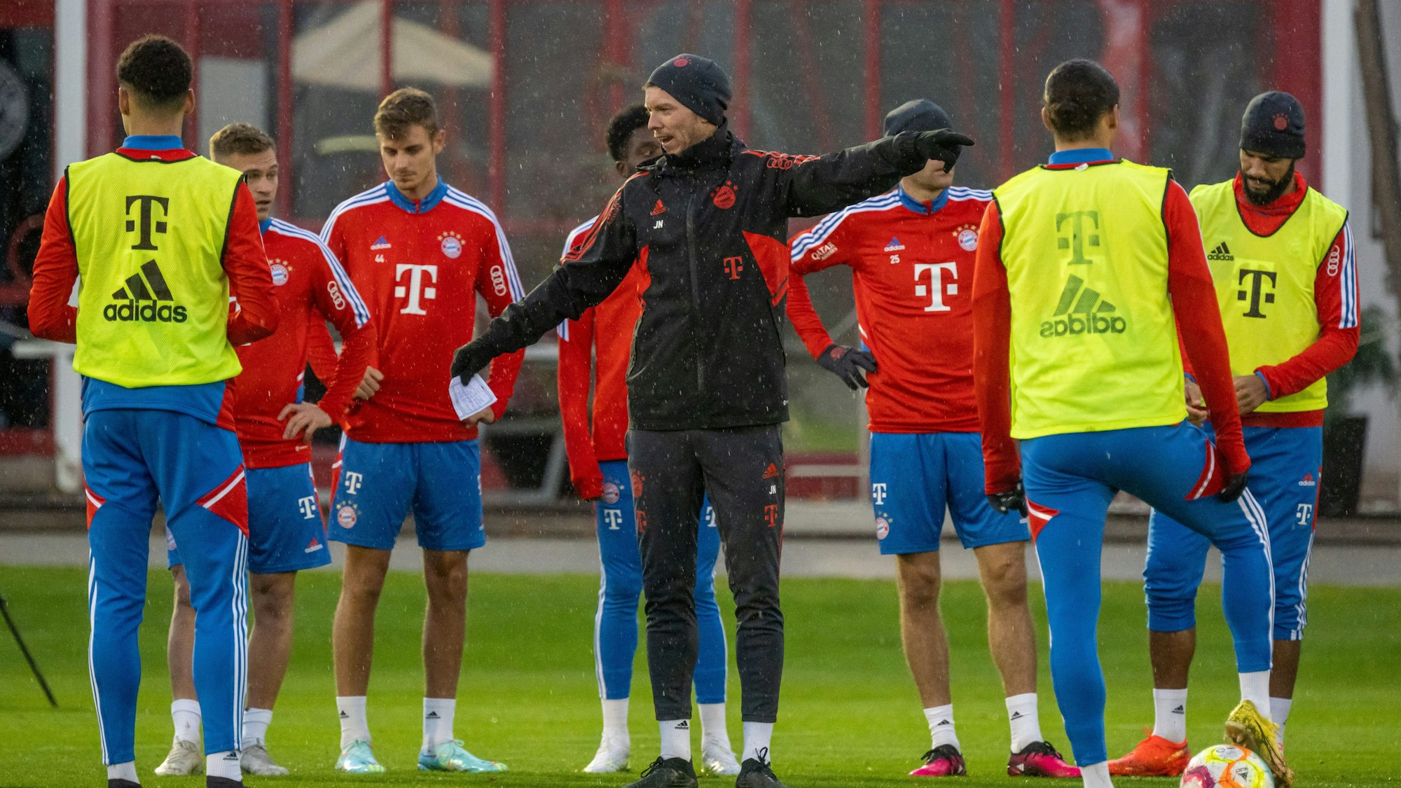 Bayern-Trainer Julian Nagelsmann gibt Anweisungen beim Training.