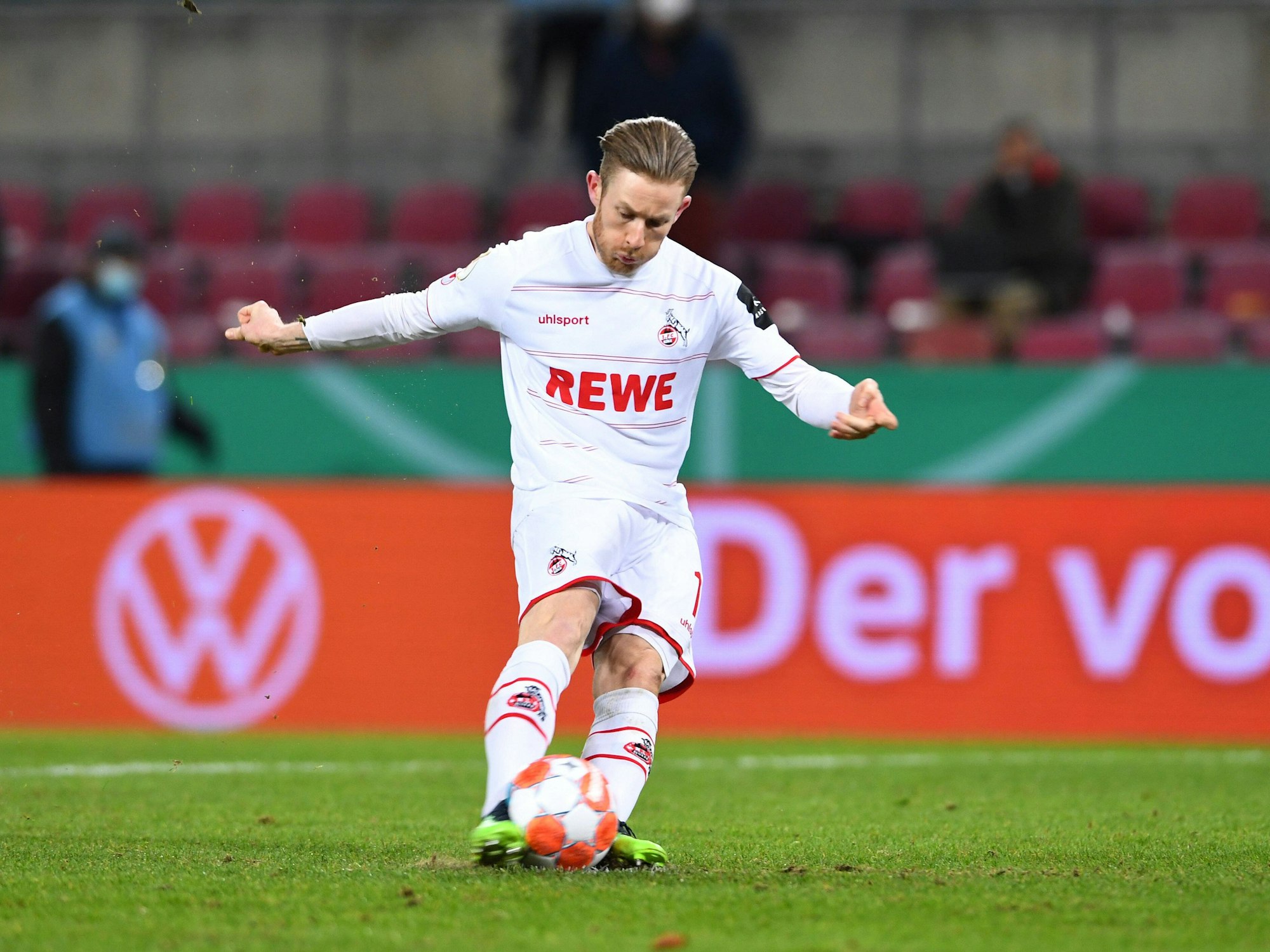 Florian Kainz schießt einen Elfmeter.