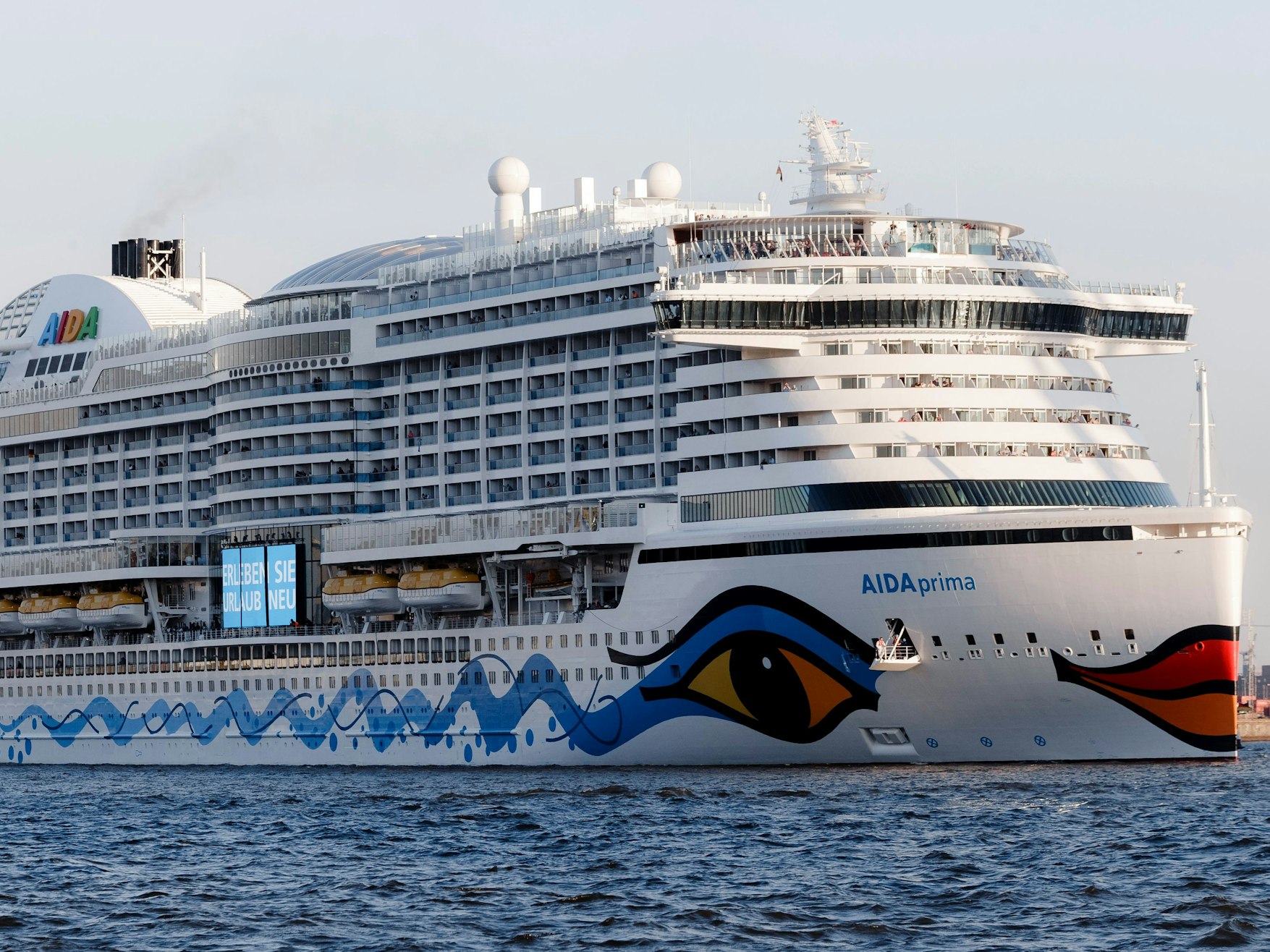 Das Kreuzfahrtschiff AIDAprima (hier 2016) musste sofort den Kurs ändern.