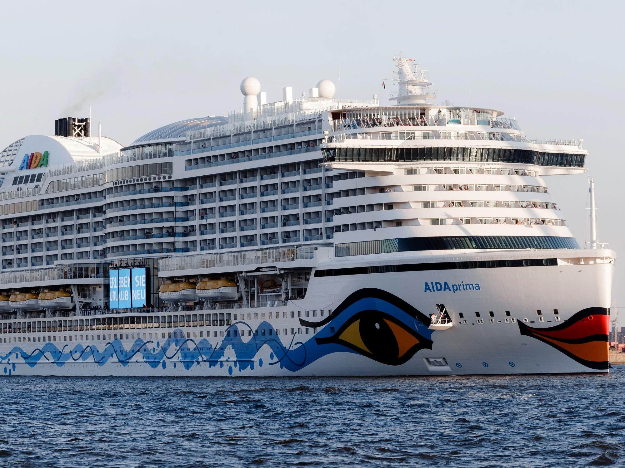 Das Kreuzfahrtschiff AIDAprima (hier 2016) musste sofort den Kurs ändern.
