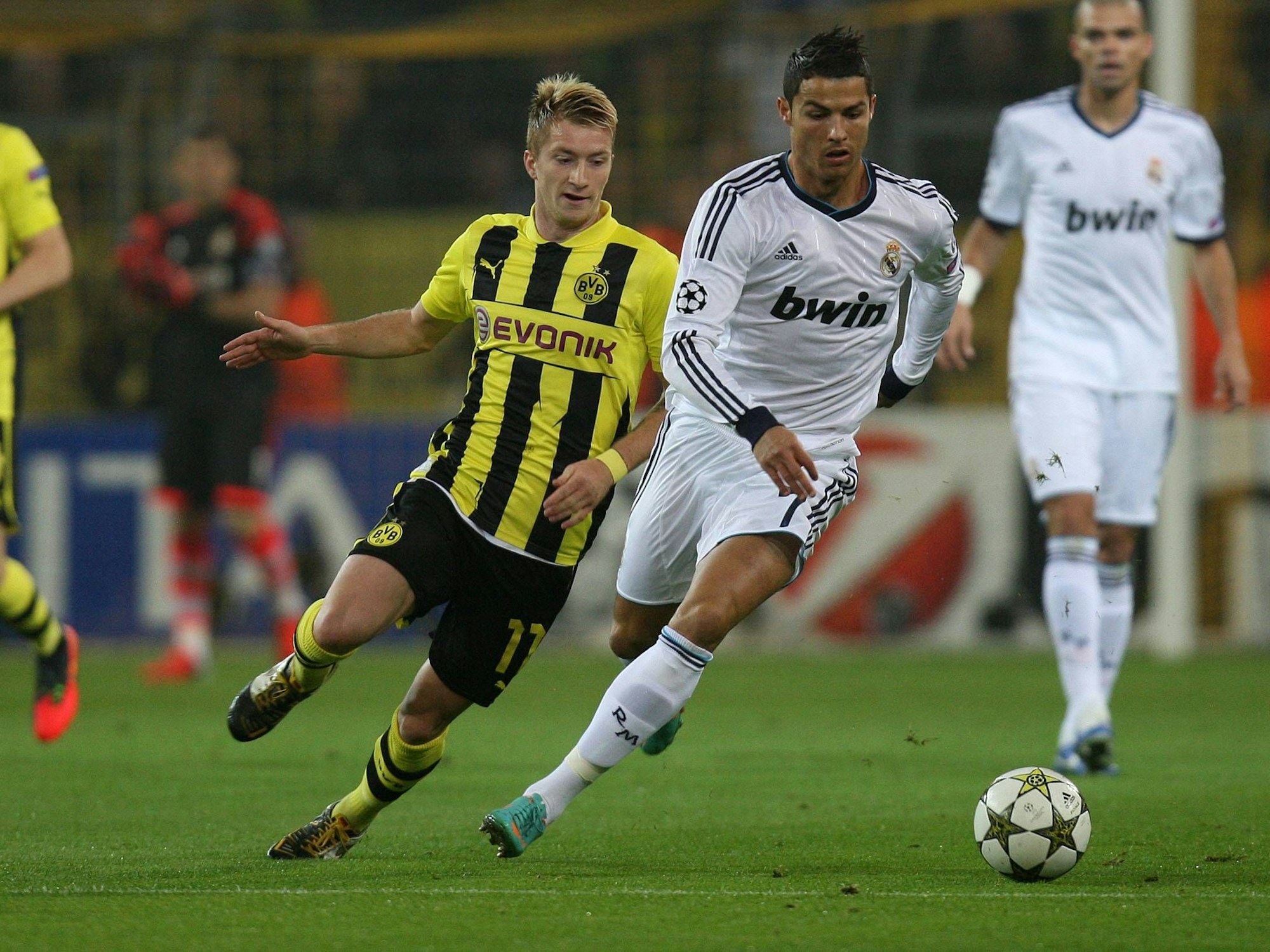 Cristiano Ronaldo (rechts) im Dribbling gegen Marco Reus.