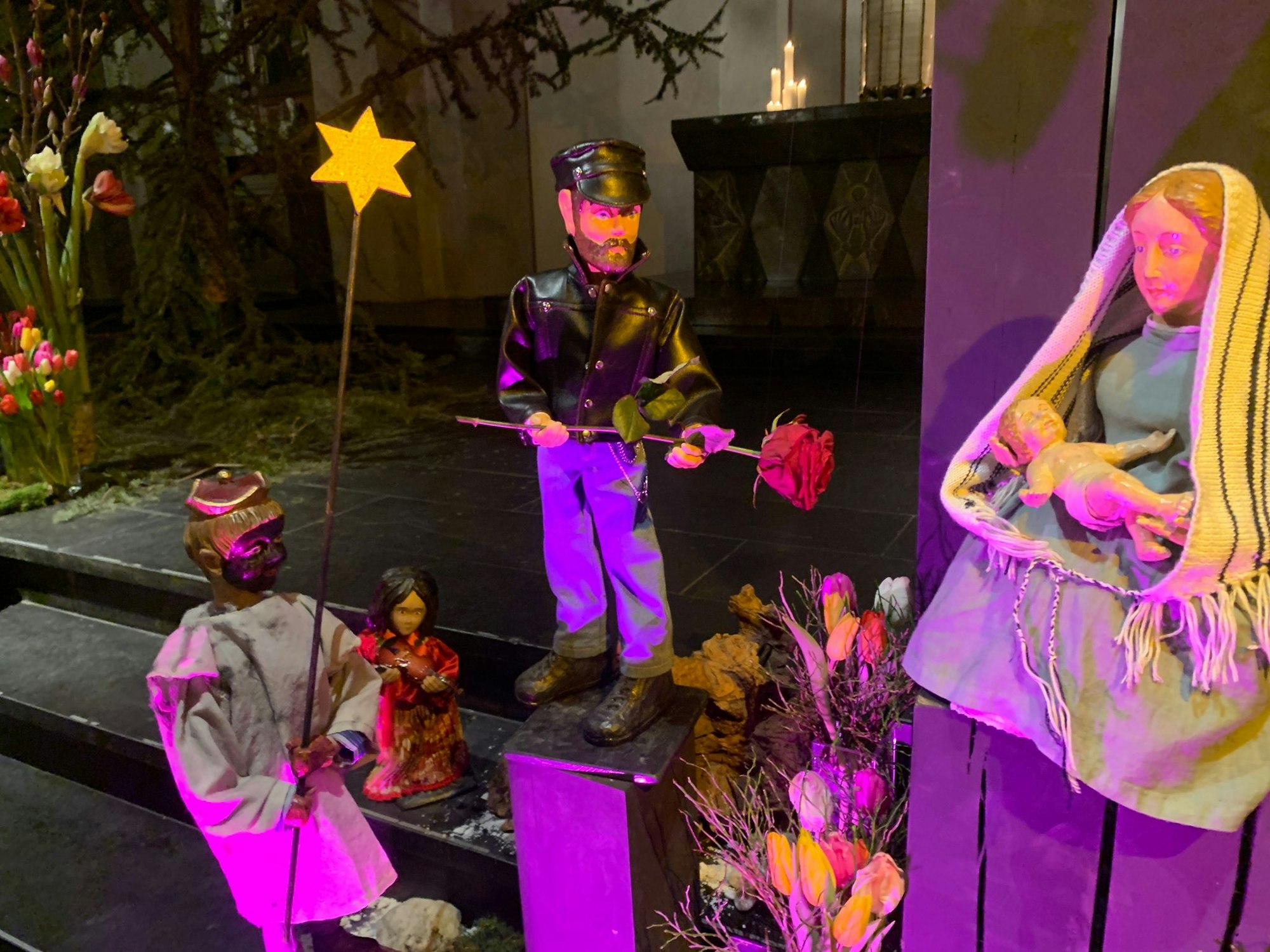 DIe Krippenfigur Der Mann aus der Mathiasstraße. steht in der Kölner Kirche Sankt Maria in Lyskirchen.