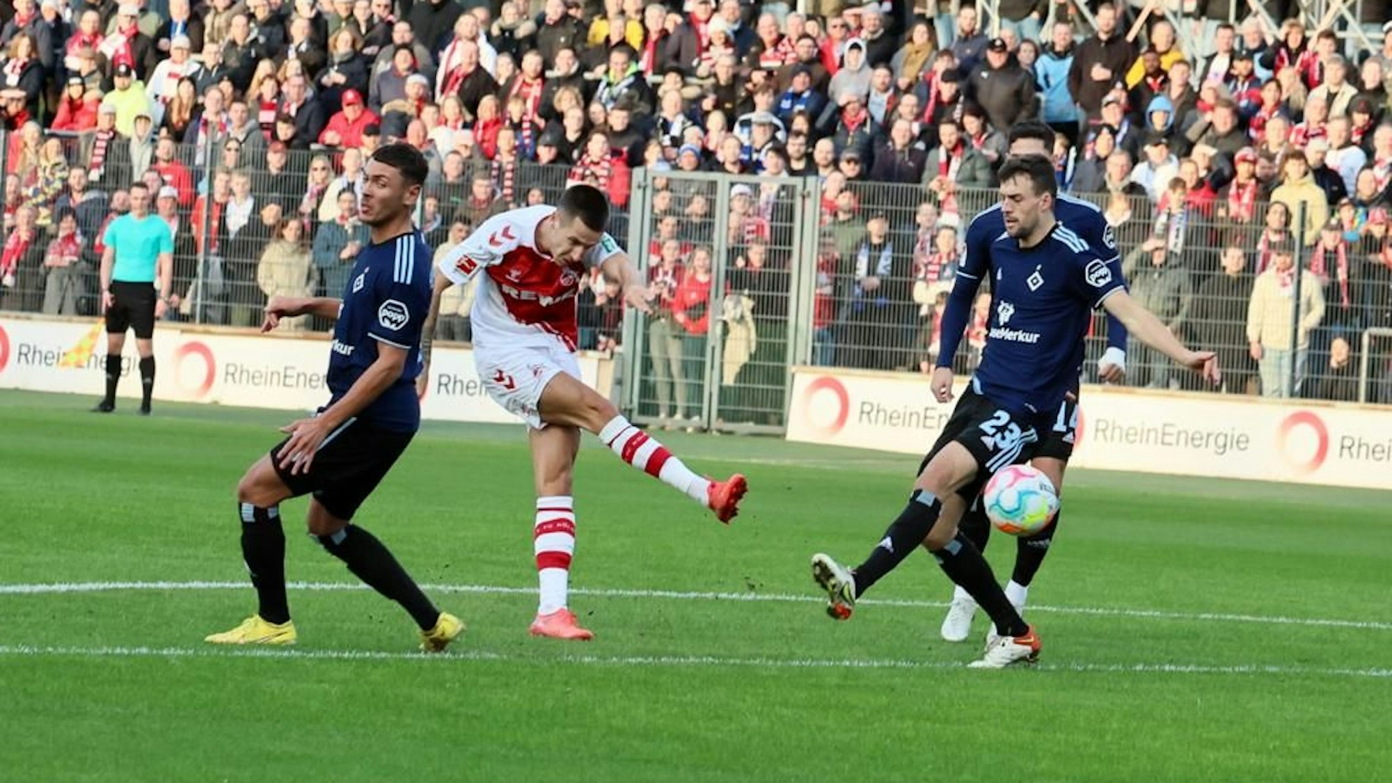 Denis Huseinbasic schießt aufs Tor.