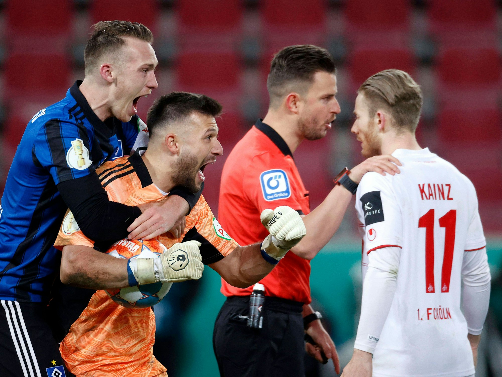 HSV-Spieler feiern und Florian Kainz diskutiert mit dem Schiedsrichter.