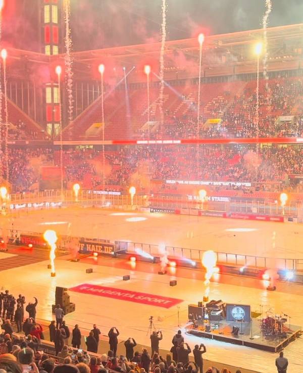 Feuer-Show beim DEL-Spiel der Kölner Haie gegen die Adler Mannheim im Rhein-Energie-Stadion.