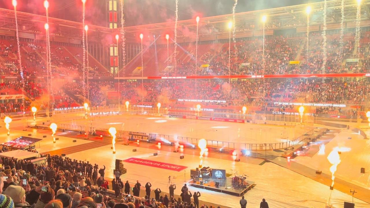 Feuer-Show beim DEL-Spiel der Kölner Haie gegen die Adler Mannheim im Rhein-Energie-Stadion.