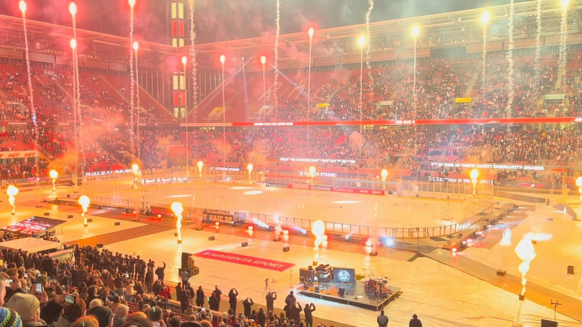 Feuer-Show beim DEL-Spiel der Kölner Haie gegen die Adler Mannheim im Rhein-Energie-Stadion.