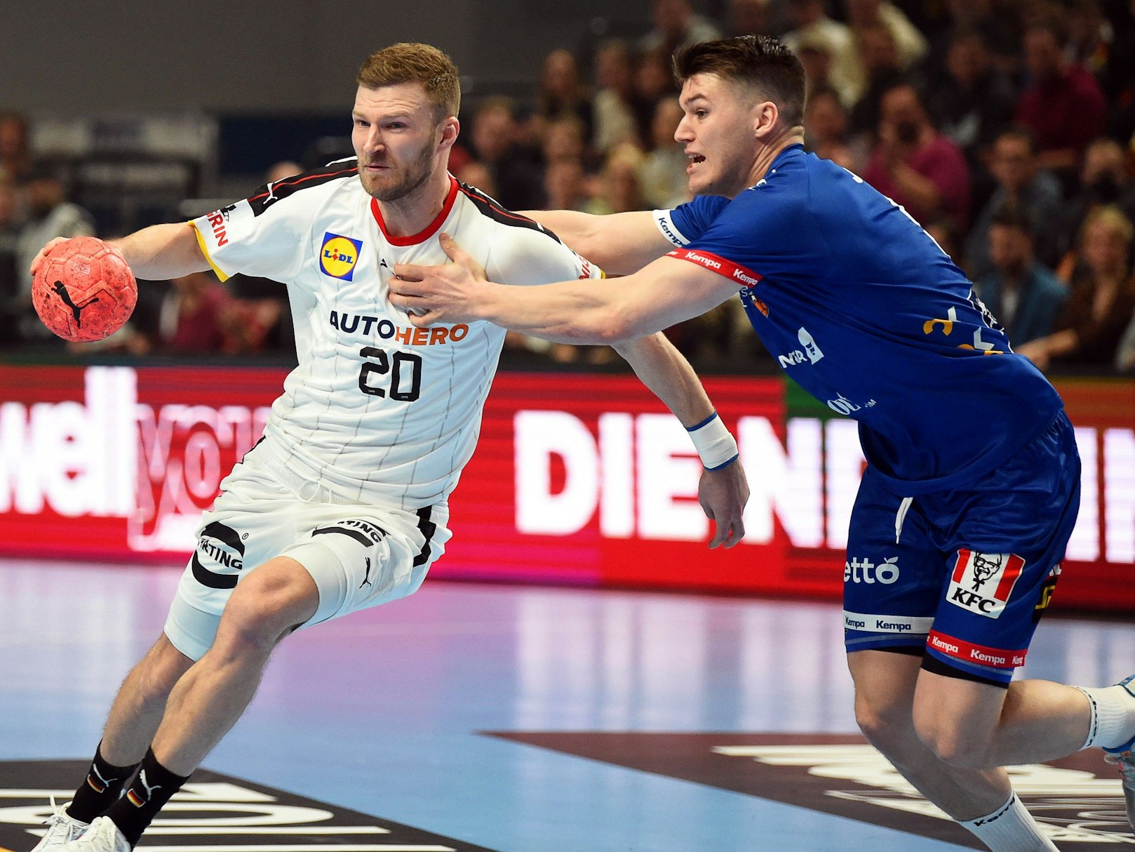 Deutschlands Philipp Weber setzt sich gegen Islands Elvar Örn Jonsson durch.