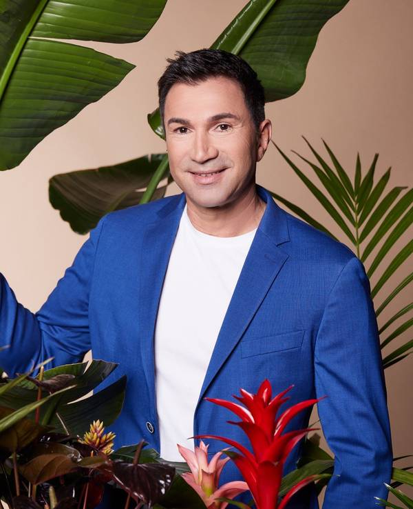 Sänger Lucas Cordalis (55) lächelt für das Dschungelcamp in die RTL-Kamera.