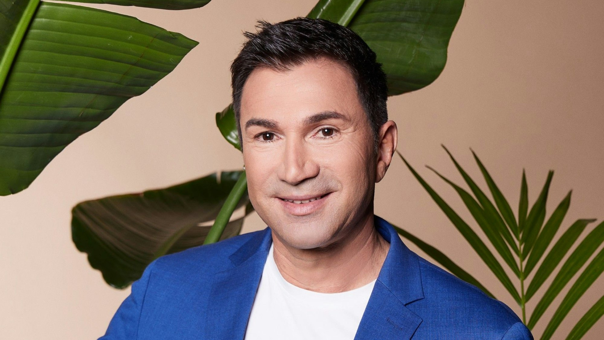 Sänger Lucas Cordalis (55) lächelt für das Dschungelcamp in die RTL-Kamera.
