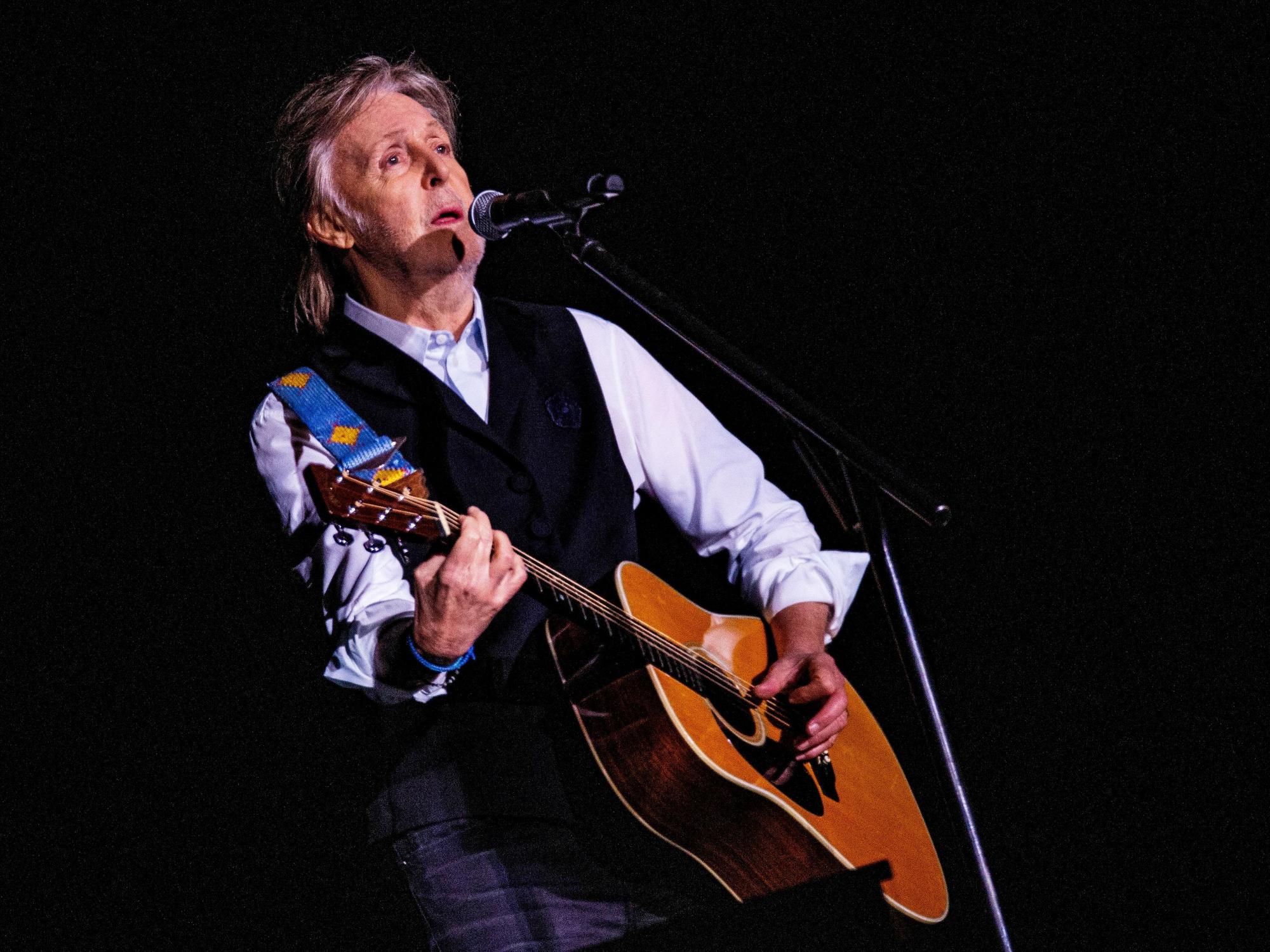 Paul McCartney spielt Gitarre.