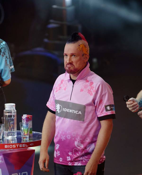 Die Moderatoren Amira und Oliver Pocher und der Profispieler Peter Wright und (l-r) stehen bei der ProSieben Promi-Darts-WM 2023 auf der Bühne.