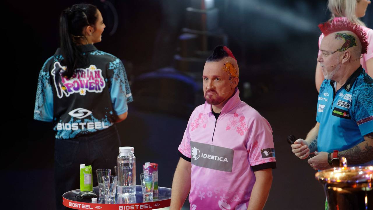Die Moderatoren Amira und Oliver Pocher und der Profispieler Peter Wright und (l-r) stehen bei der ProSieben Promi-Darts-WM 2023 auf der Bühne.