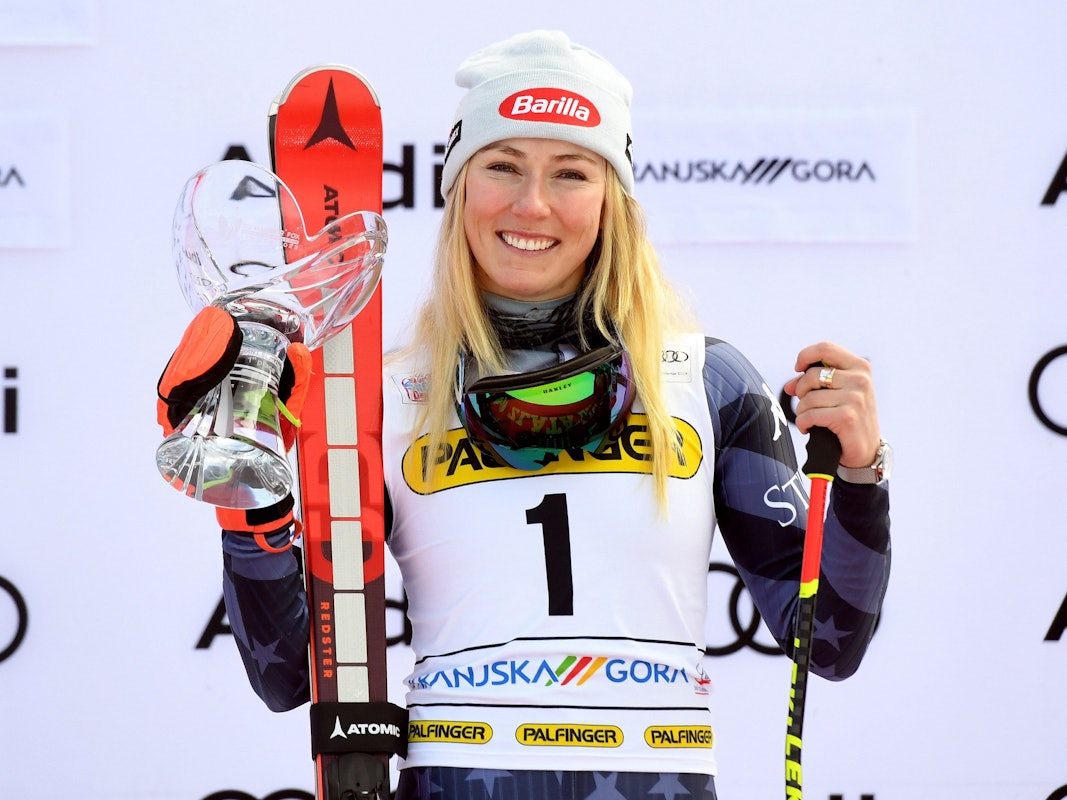 Mikaela Shiffrin lächelt nach ihrem 82. Weltcupsieg auf dem Podest in die Kamera.