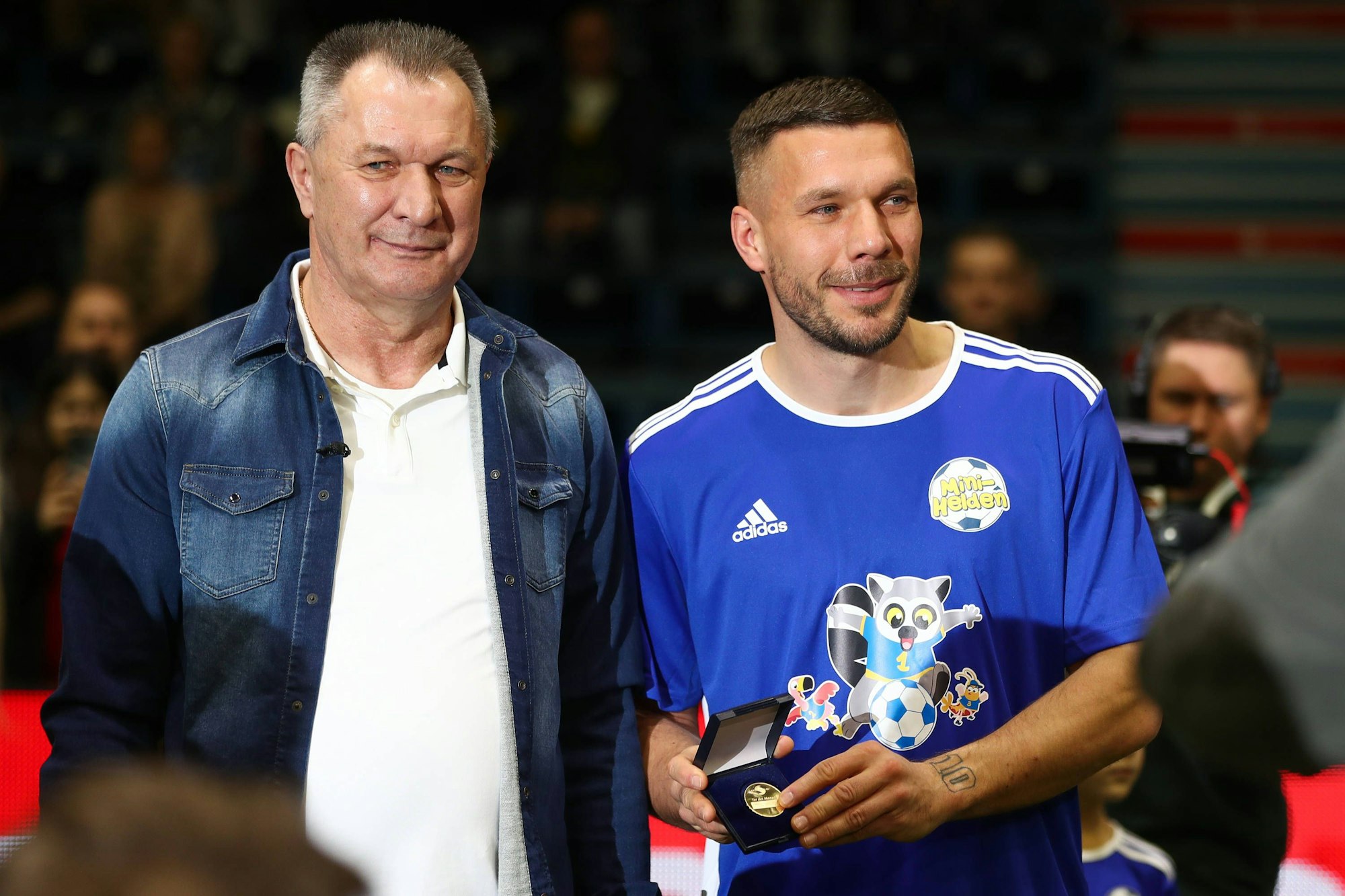 Lukas Podolski mit Vater Waldemar und der Medaille für das Tor des Monats