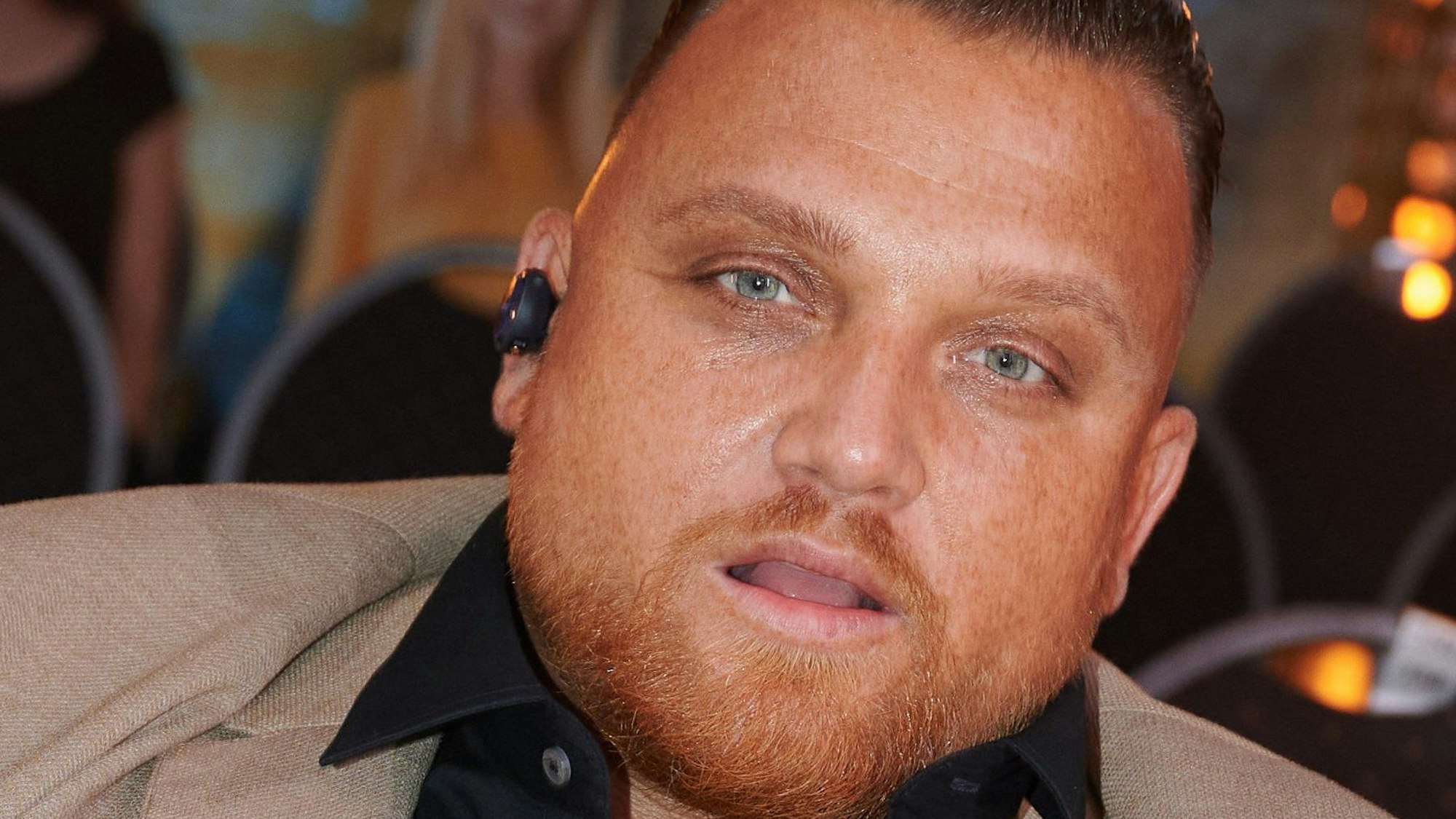 Der Sänger Menowin Fröhlich sitz bei der Sat.1 Fernsehshow „Das große Sat.1 Promiboxen“ in der Halle.