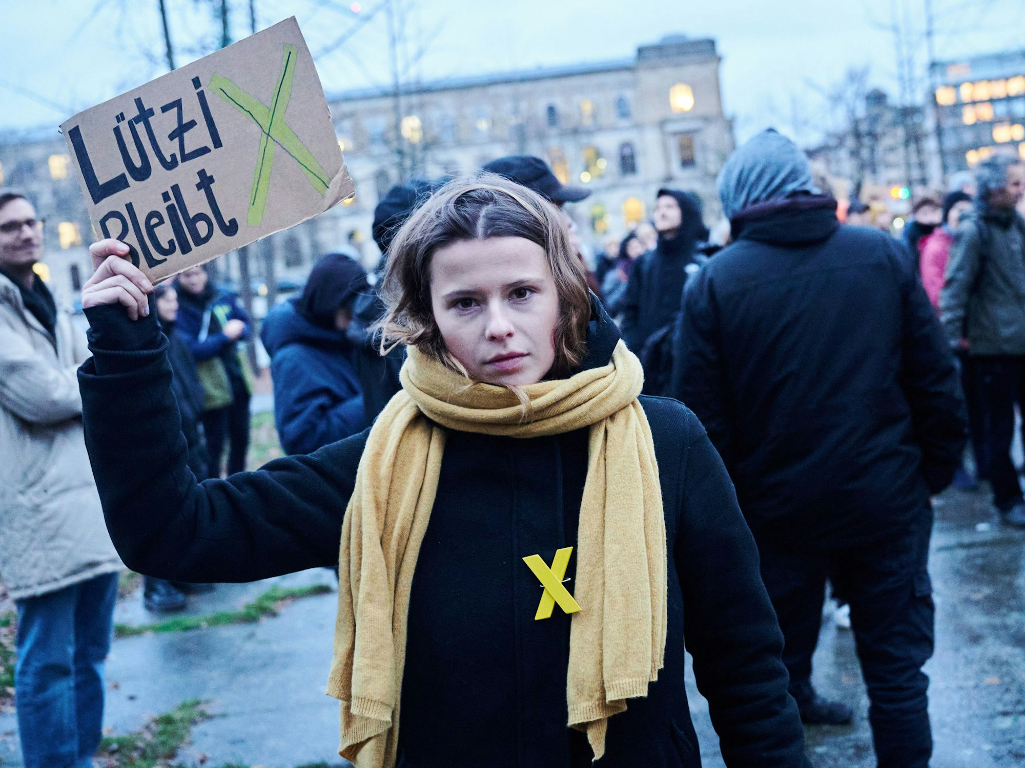 „Lützerath bleibt“ steht auf einem Plakat, das Luisa Neubauer, Klimaaktivistin hält.
