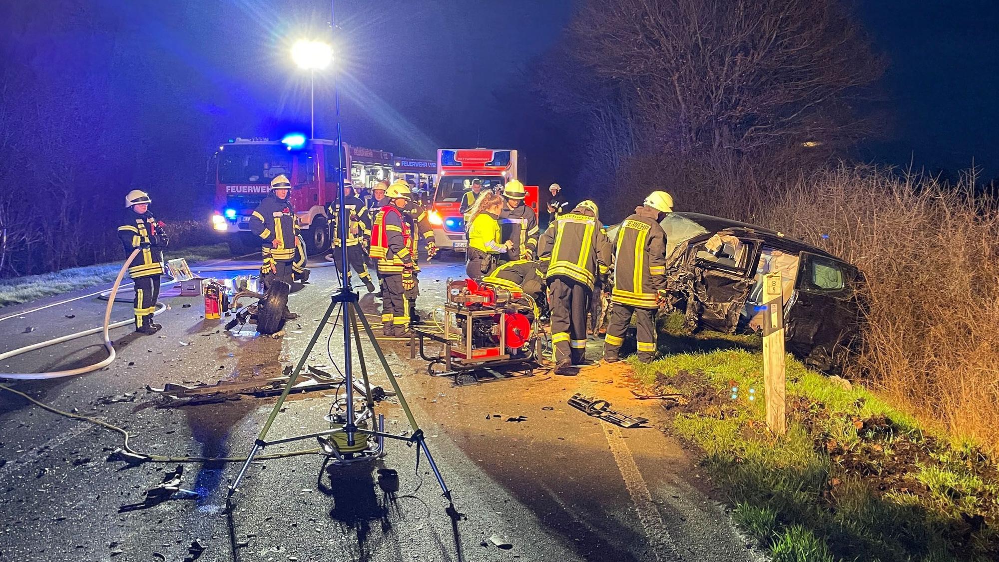 Ein Van steht völlig demoliert neben der Fahrbahn, mehrere Einsatzkräfte untersuchen ihn.