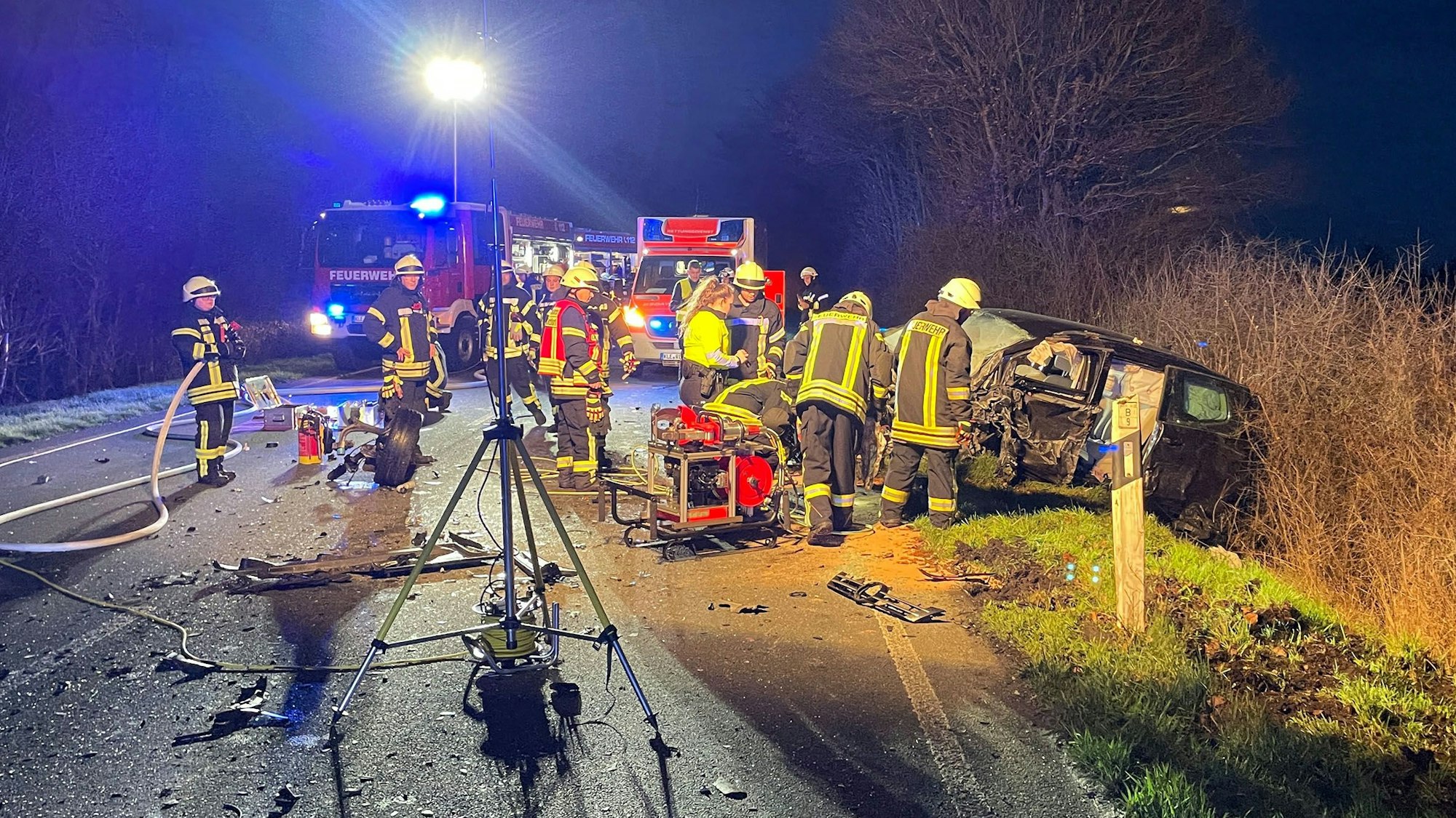 Ein Van steht völlig demoliert neben der Fahrbahn, mehrere Einsatzkräfte untersuchen ihn.