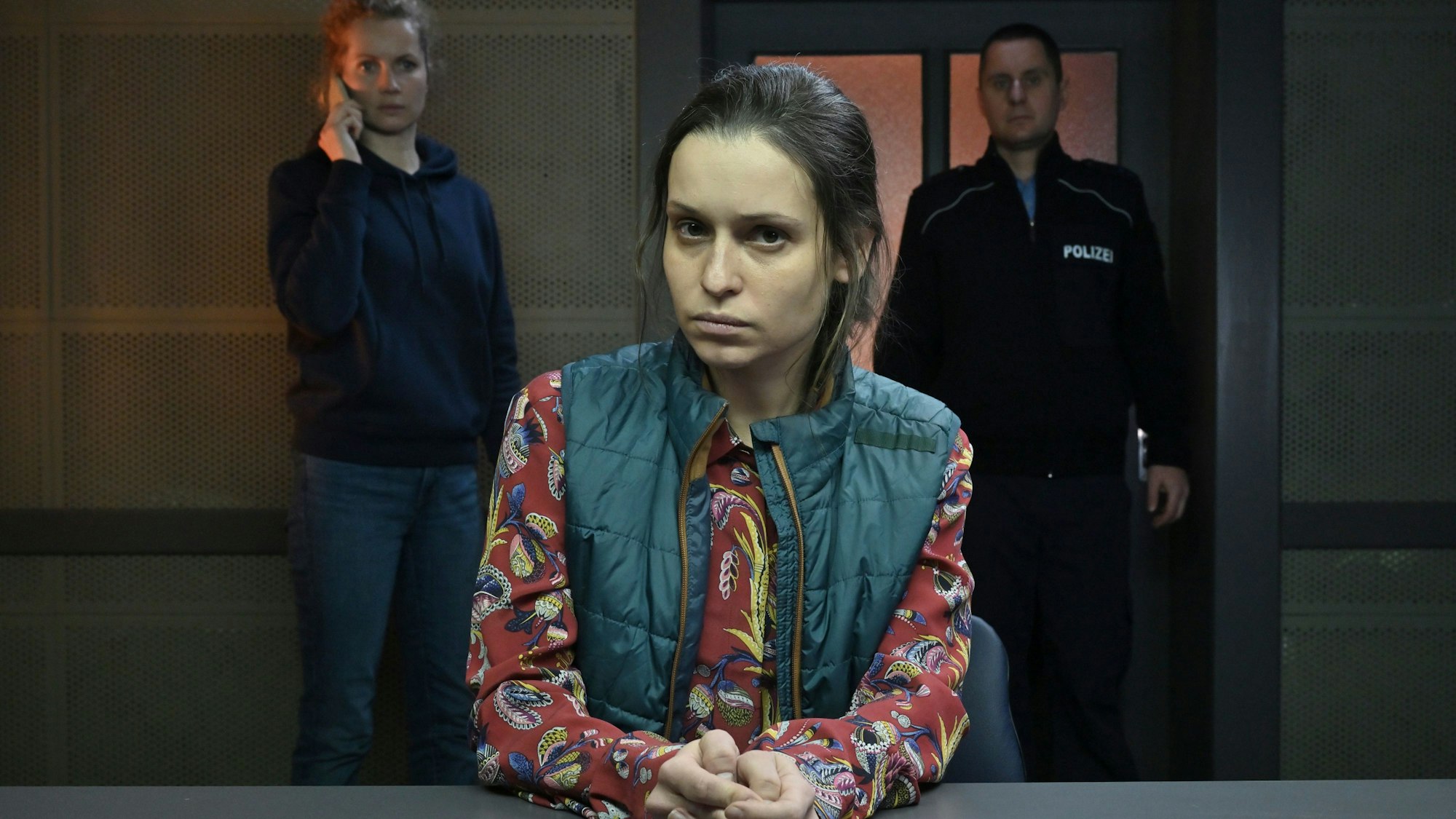 Nadine Teichmann (Kristin Suckow, zweite von links), die Tochter der Toten, wird auf dem Kommissariat von Leonie Winkler (Cornelia Gröschel) befragt.