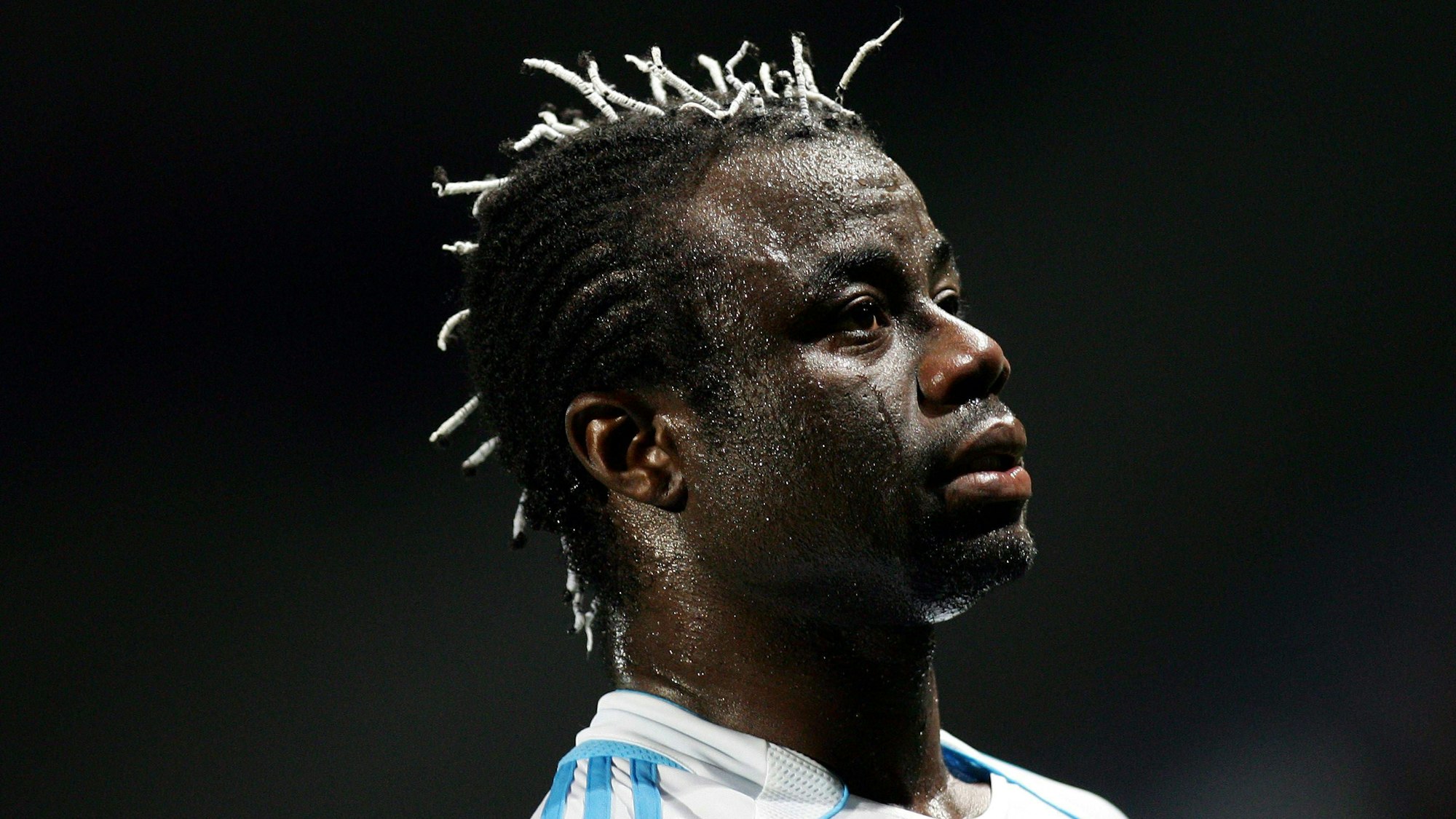 Modeste Mbami steht auf dem Platz.