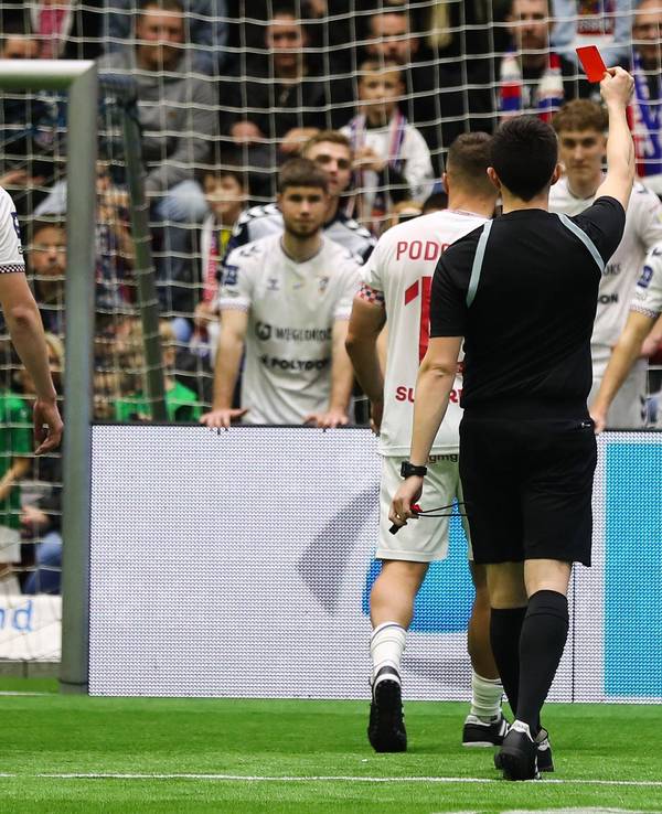 Lukas Podolski sieht die rote Karte und muss vom Feld.