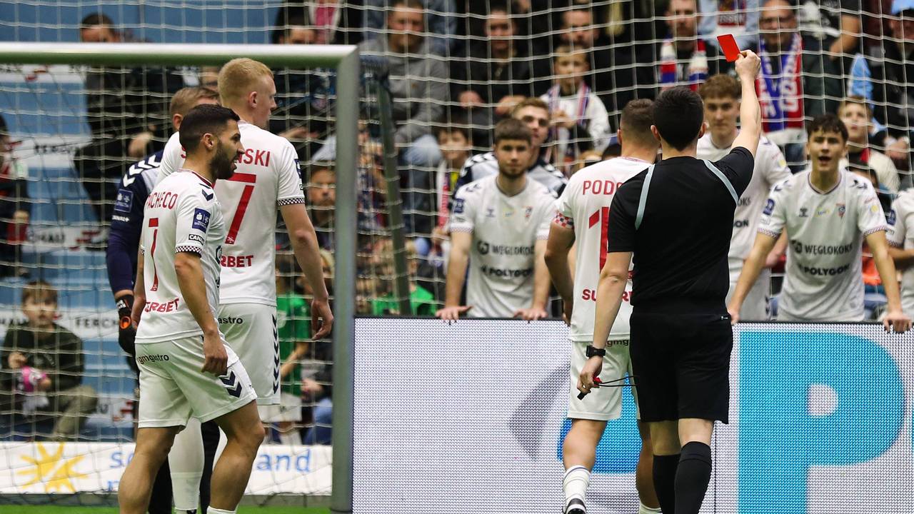 Lukas Podolski sieht die rote Karte und muss vom Feld.