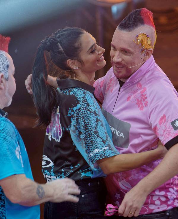 Der Profispieler Peter Wright und Amira und Oliver Pocher (l-r) stehen bei der ProSieben Promi-Darts-WM 2023 auf der Bühne.