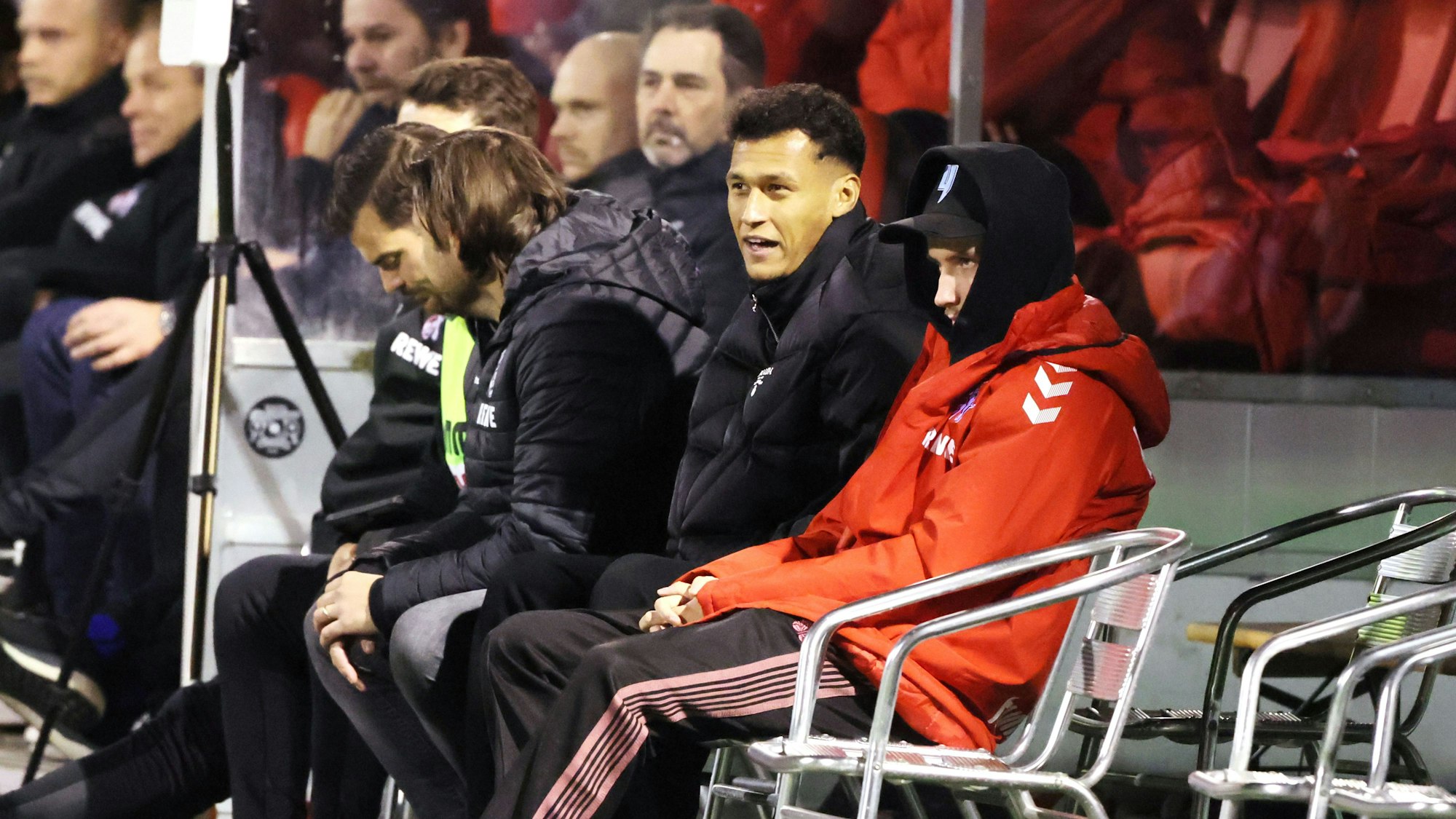 Davie Selke sitzt im Franz-Kremer-Stadion an der Seitenlinie.
