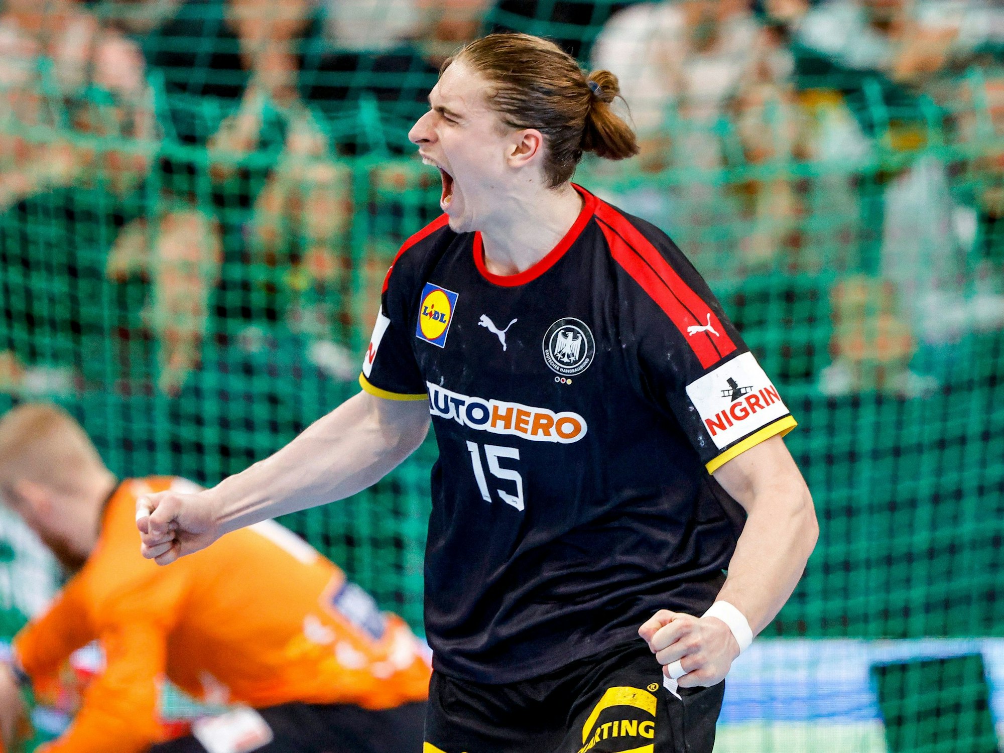 Juri Knorr feiert einen Treffer im Testspiel gegen Island.