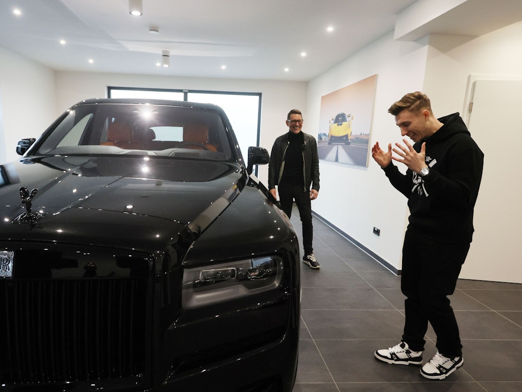Der Youtube-Star iCrimax (Max Schuster) kauft sich einen Rolls Royce.