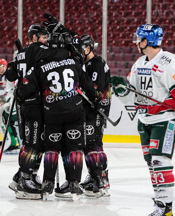 Die Haie jubeln ueber den Treffer zum 3:2 durch Jan Luca Sennhenn.