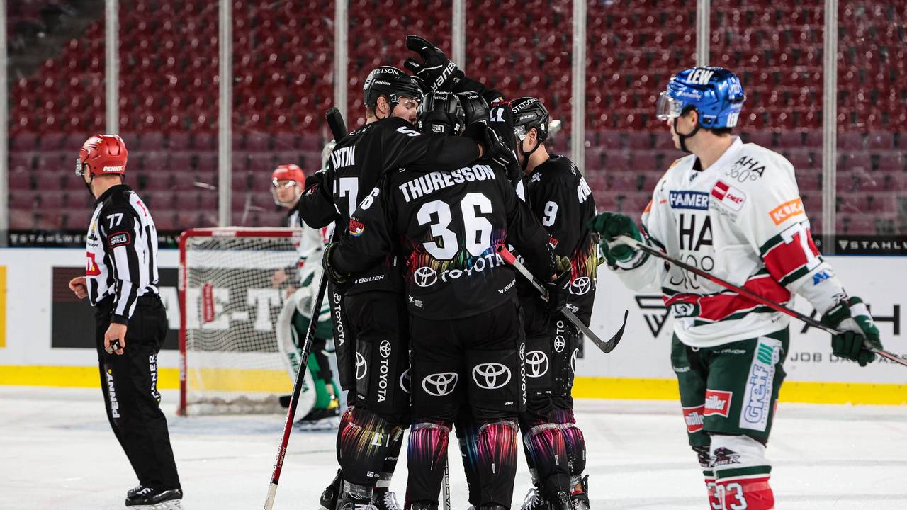 Die Haie jubeln ueber den Treffer zum 3:2 durch Jan Luca Sennhenn.