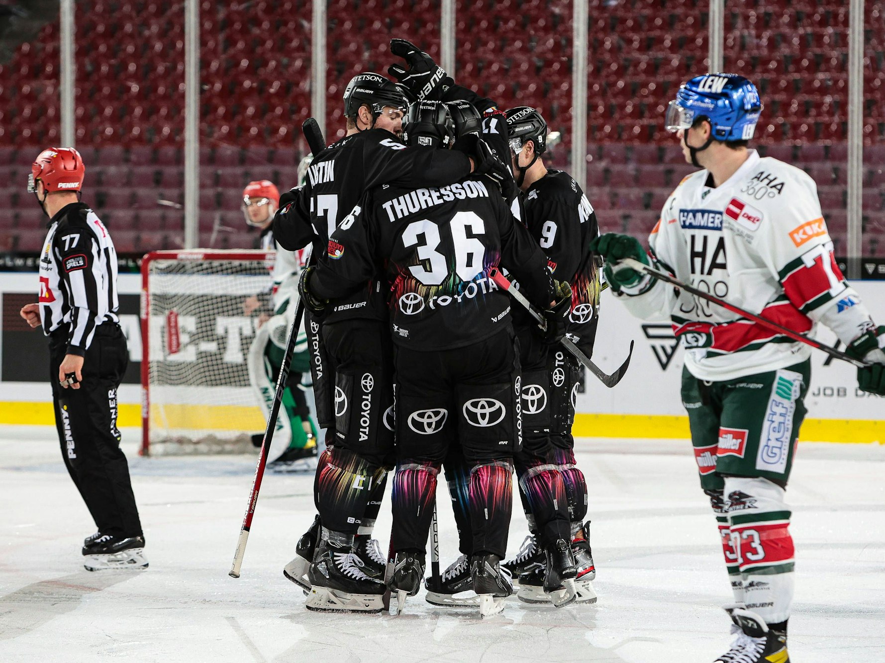 Die Haie jubeln ueber den Treffer zum 3:2 durch Jan Luca Sennhenn.