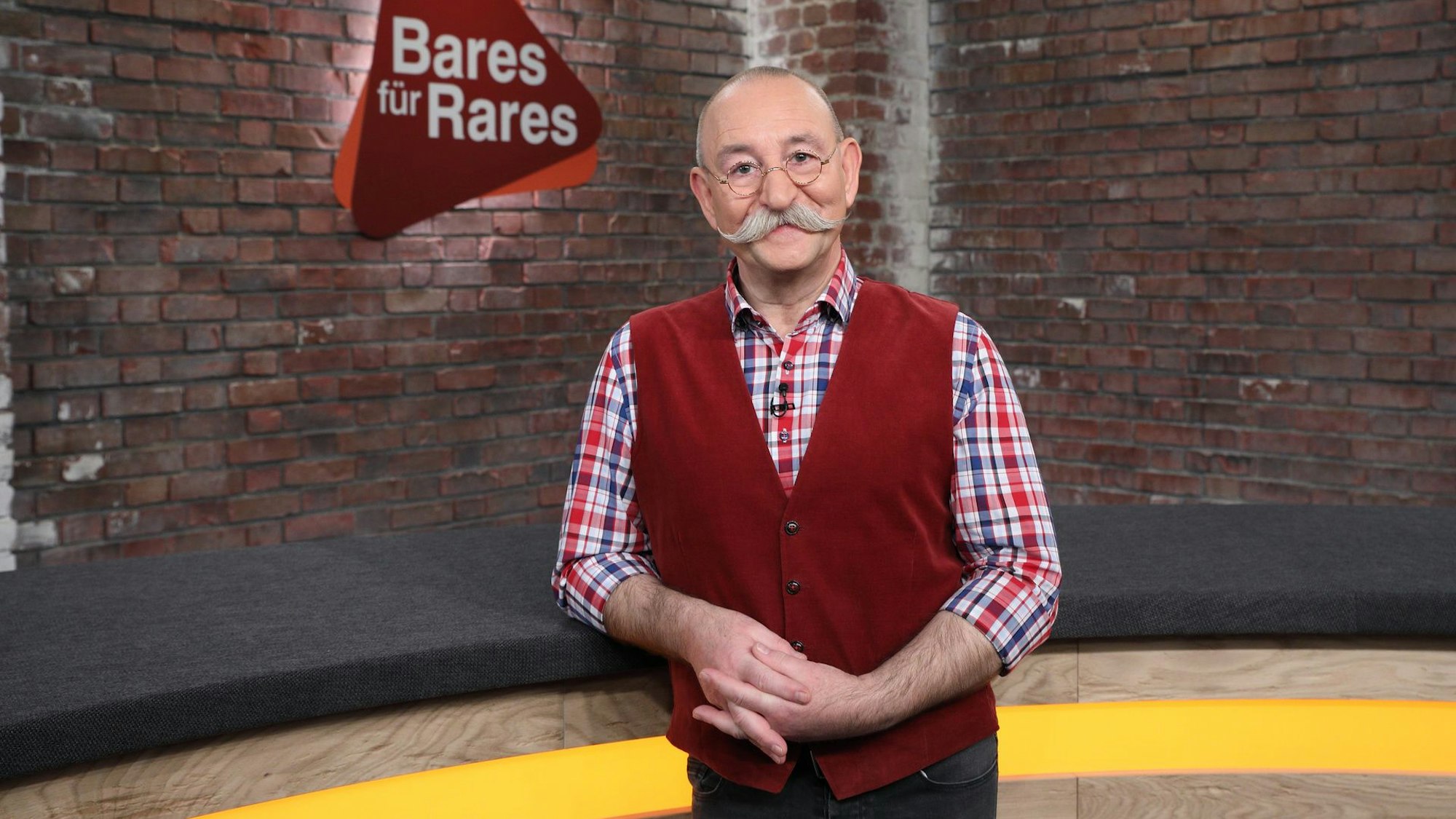 Bares für Rares Moderator Horst Lichter bei einem offiziellen Fototermin in Hemd und Weste