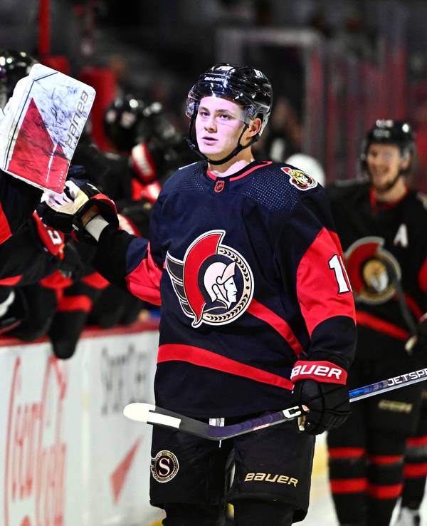 Tim Stützle klatscht mit seinen Teamkollegen von den Ottawa Senators ab.