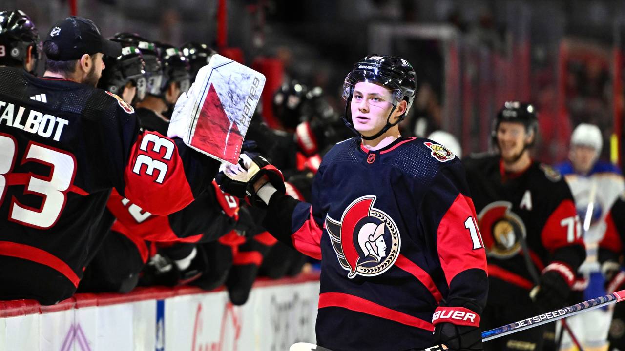 Tim Stützle klatscht mit seinen Teamkollegen von den Ottawa Senators ab.