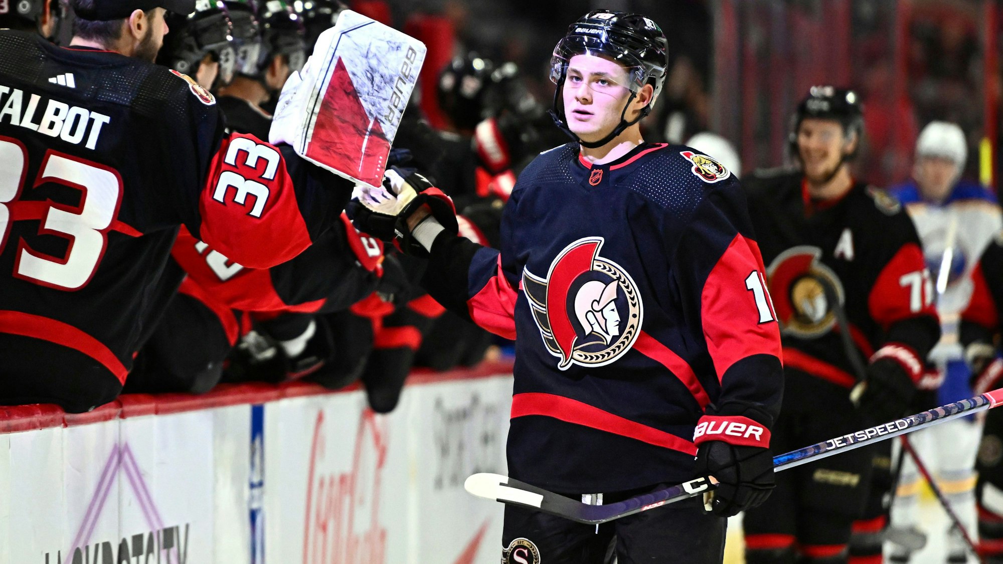 Tim Stützle klatscht mit seinen Teamkollegen von den Ottawa Senators ab.