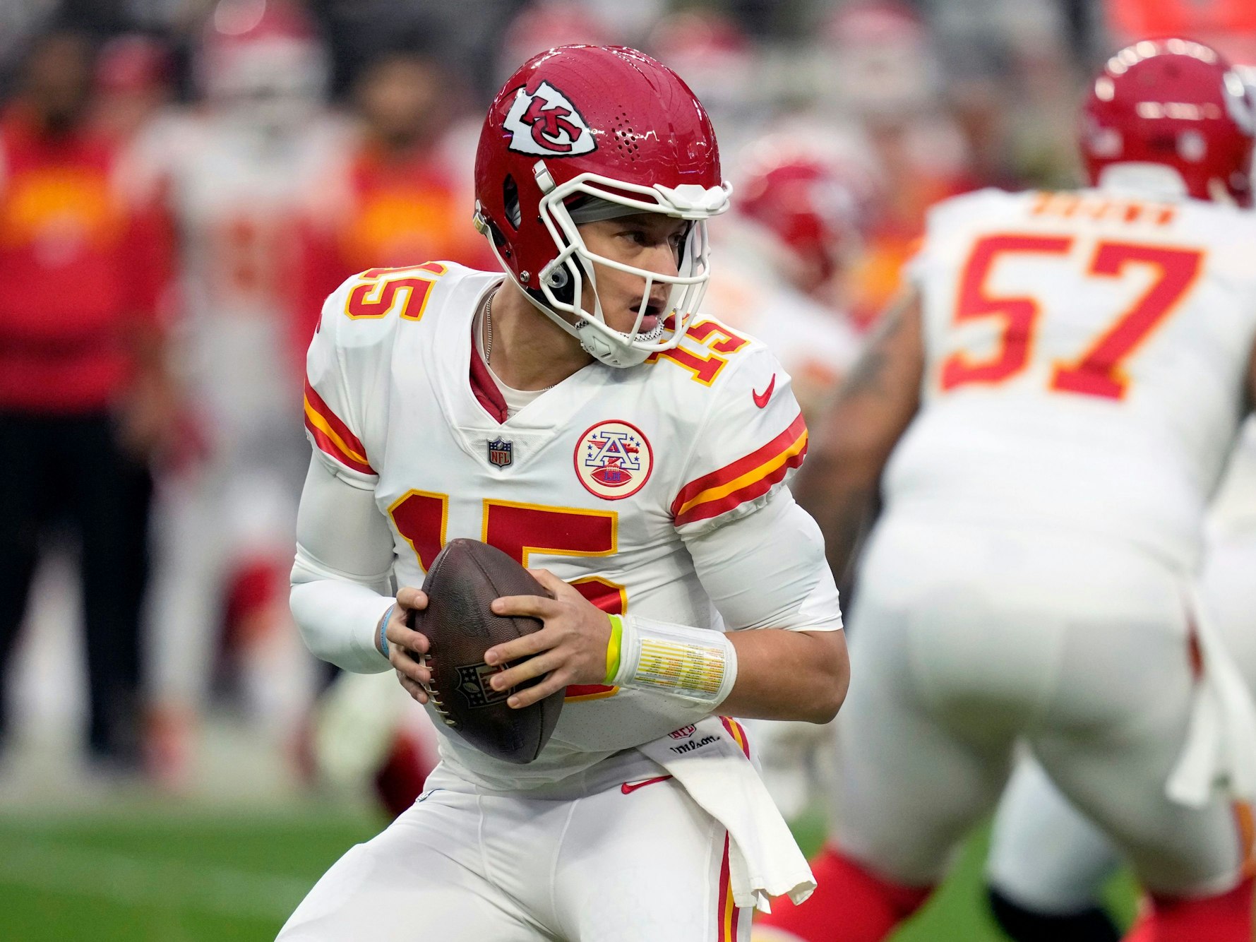 Kansas-City-Chiefs-Quarterback Patrick Mahomes hat den Football in der Hand und lässt sich zurückfallen.