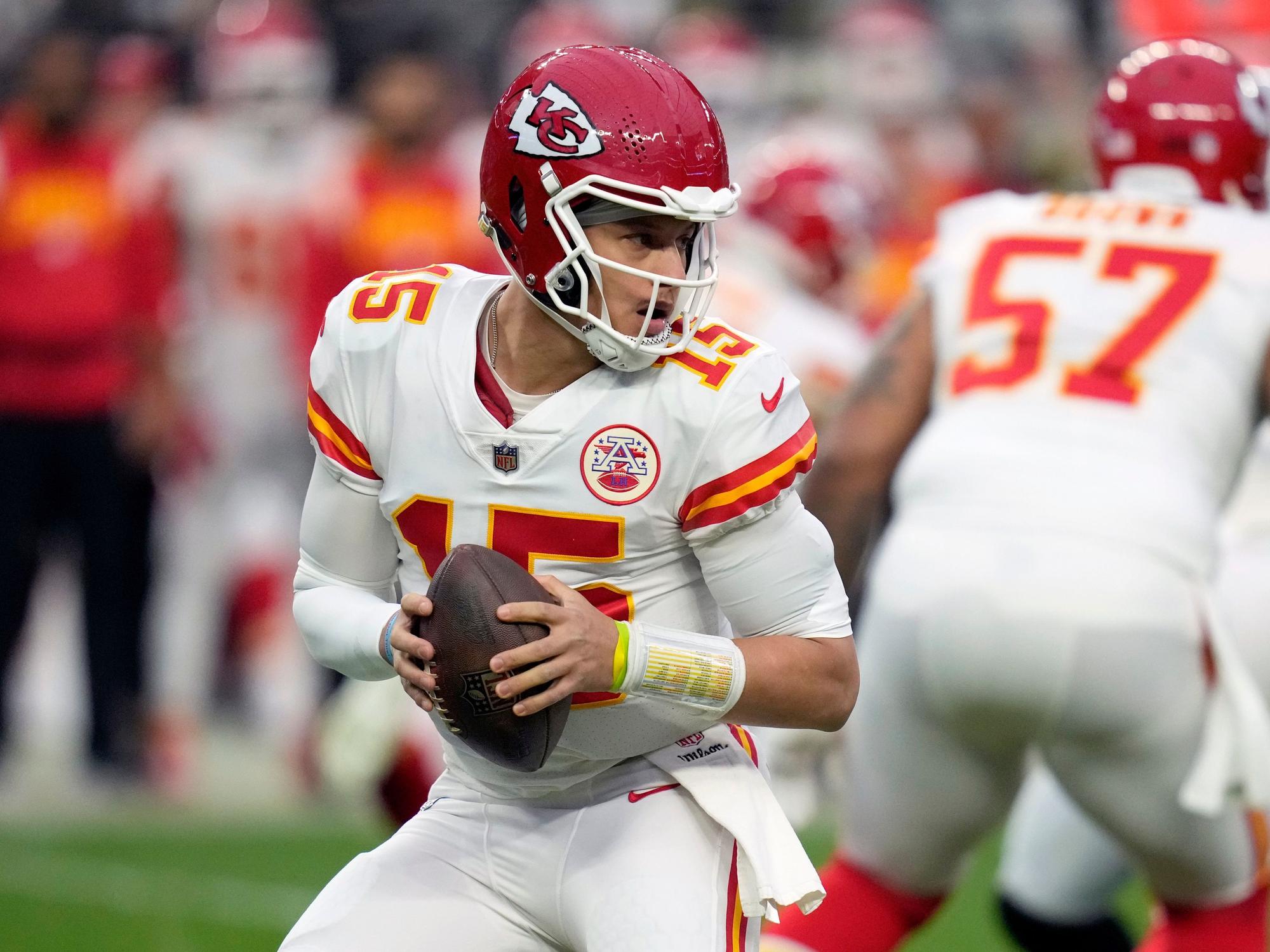 Kansas-City-Chiefs-Quarterback Patrick Mahomes hat den Football in der Hand und lässt sich zurückfallen.